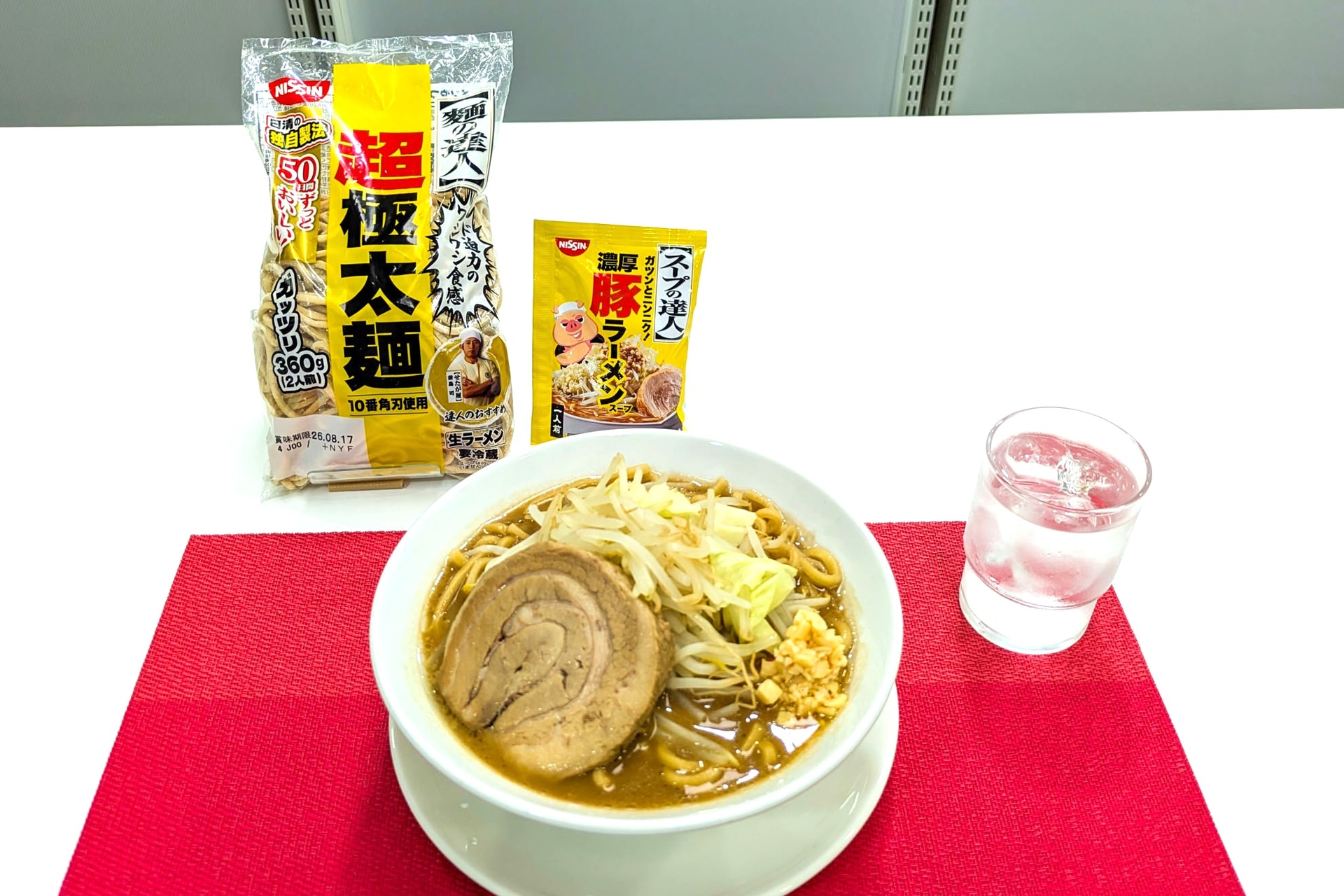 「麺の達人 超極太麺」と「スープの達人 濃厚豚ラーメン」を合わせて調理