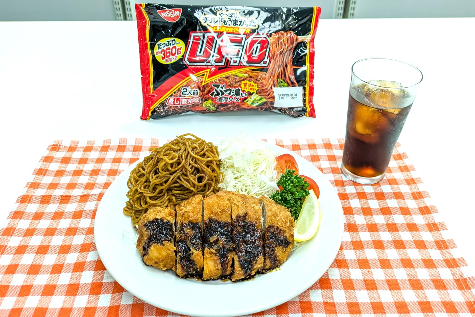 「チルド 日清焼そばU.F.O.」をアレンジしてトルコライス風に