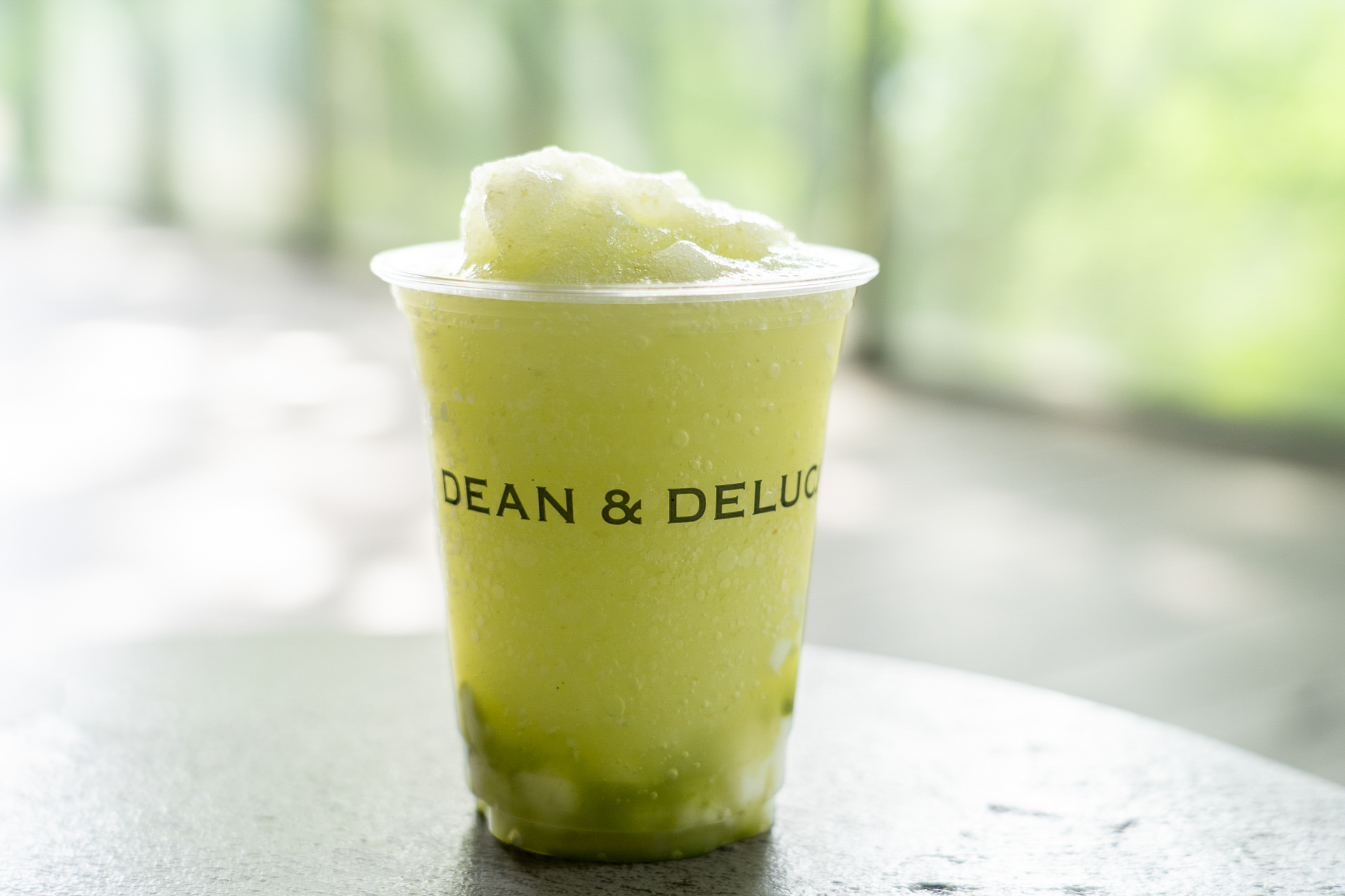 DEAN & DELUCA「シャインマスカットとエルダーフラワーのフラッペ」は、みずみずしい翡翠色のグラデーションが涼しげ！