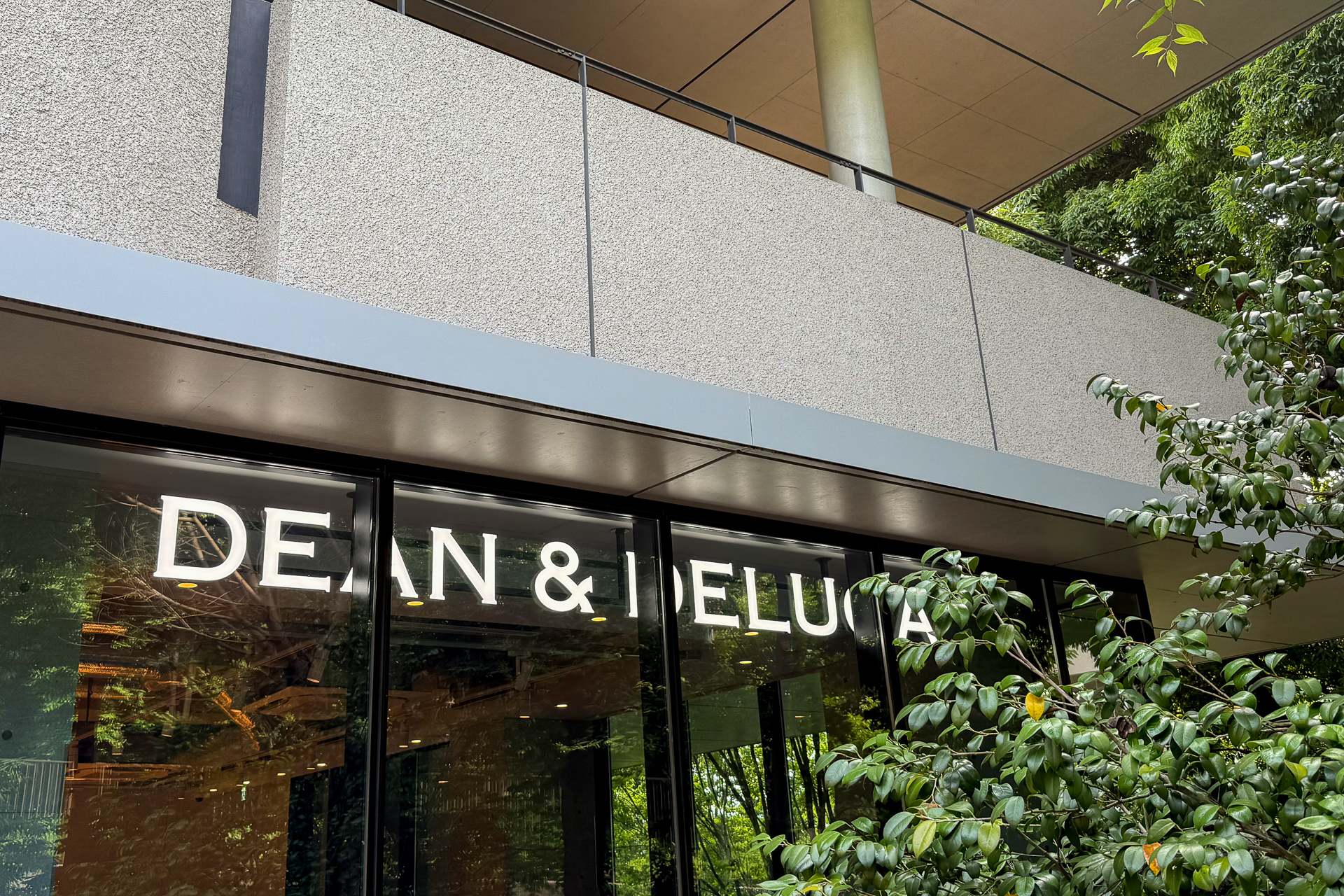 向かったのは「DEAN & DELUCA カフェ 東京音楽大学 中目黒 代官山キャンパス」。街にひらけたカフェとして、大学の構内にある