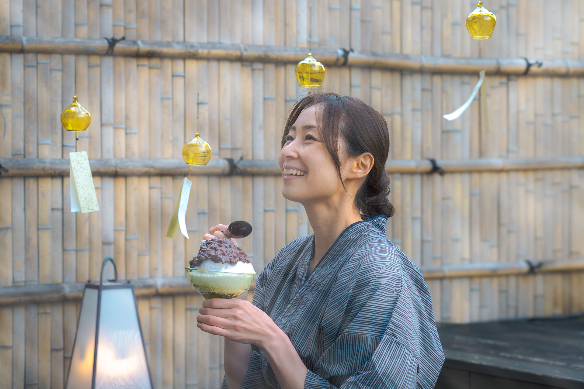 風鈴が響く「納涼せせらきラウンジ」で「さいちのおはぎ氷」を楽しむ