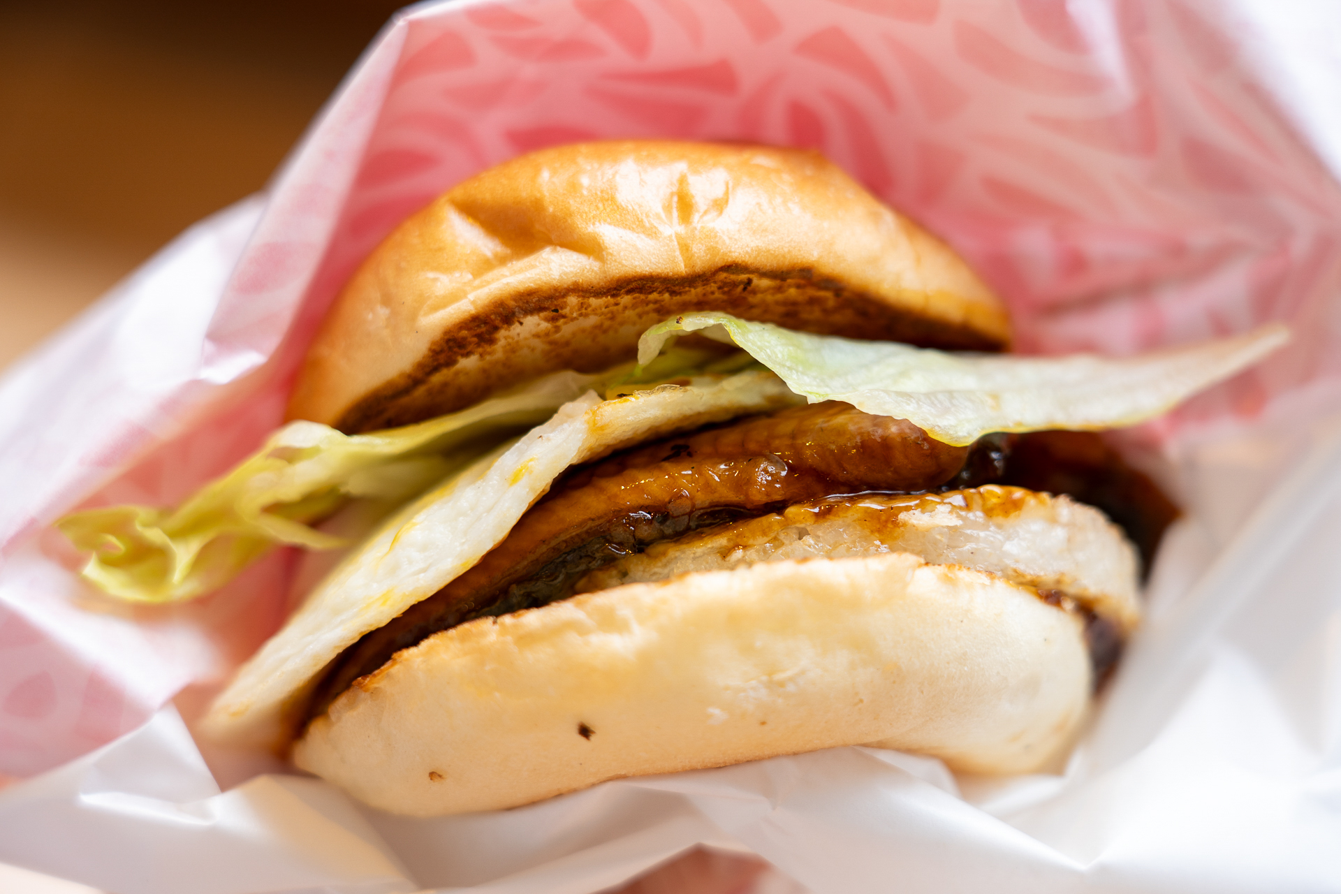 バーガー袋（包み紙）に移してみたら、かなり重い！