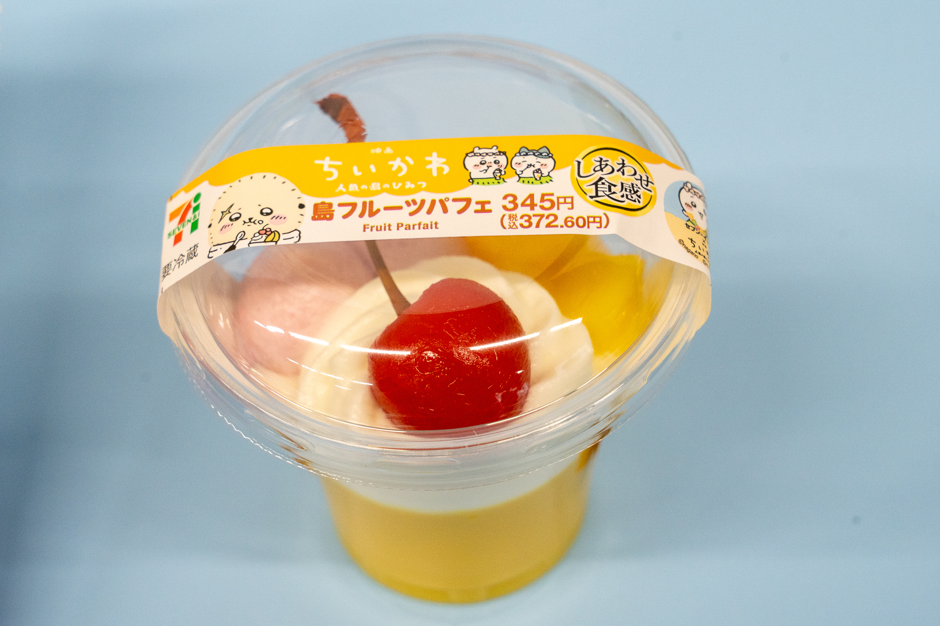ちいかわたちが大行列に並んでまで食べたフルーツパフェをイメージ