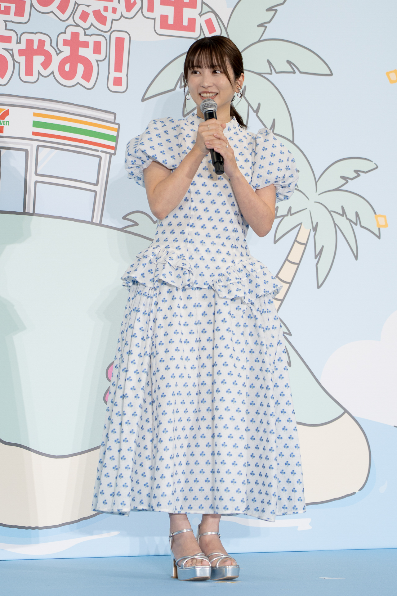 爽やかなワンピース姿で登場した志田未来さん