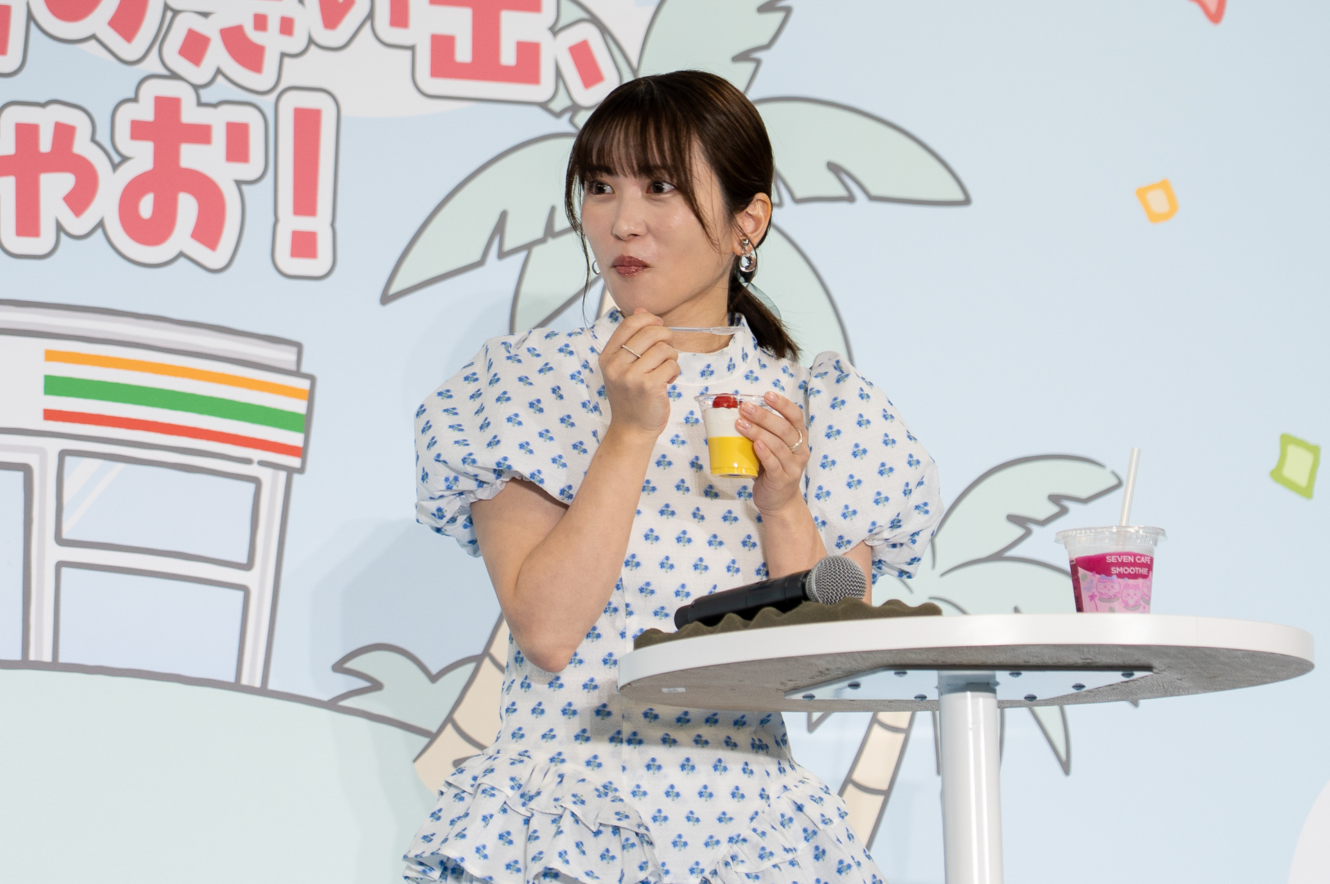 クイズに正解した志田さんは「映画ちいかわ 島フルーツパフェ」と「映画ちいかわ ピンクパッションピタヤスムージー」を試食