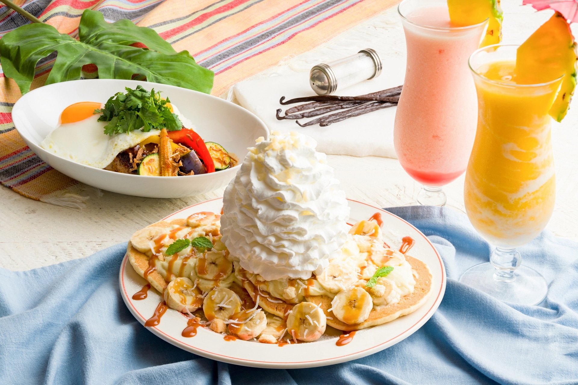 EGGS'N THINGS「塩バニラパンケーキ」「夏野菜のエスニックロコ・モコ」