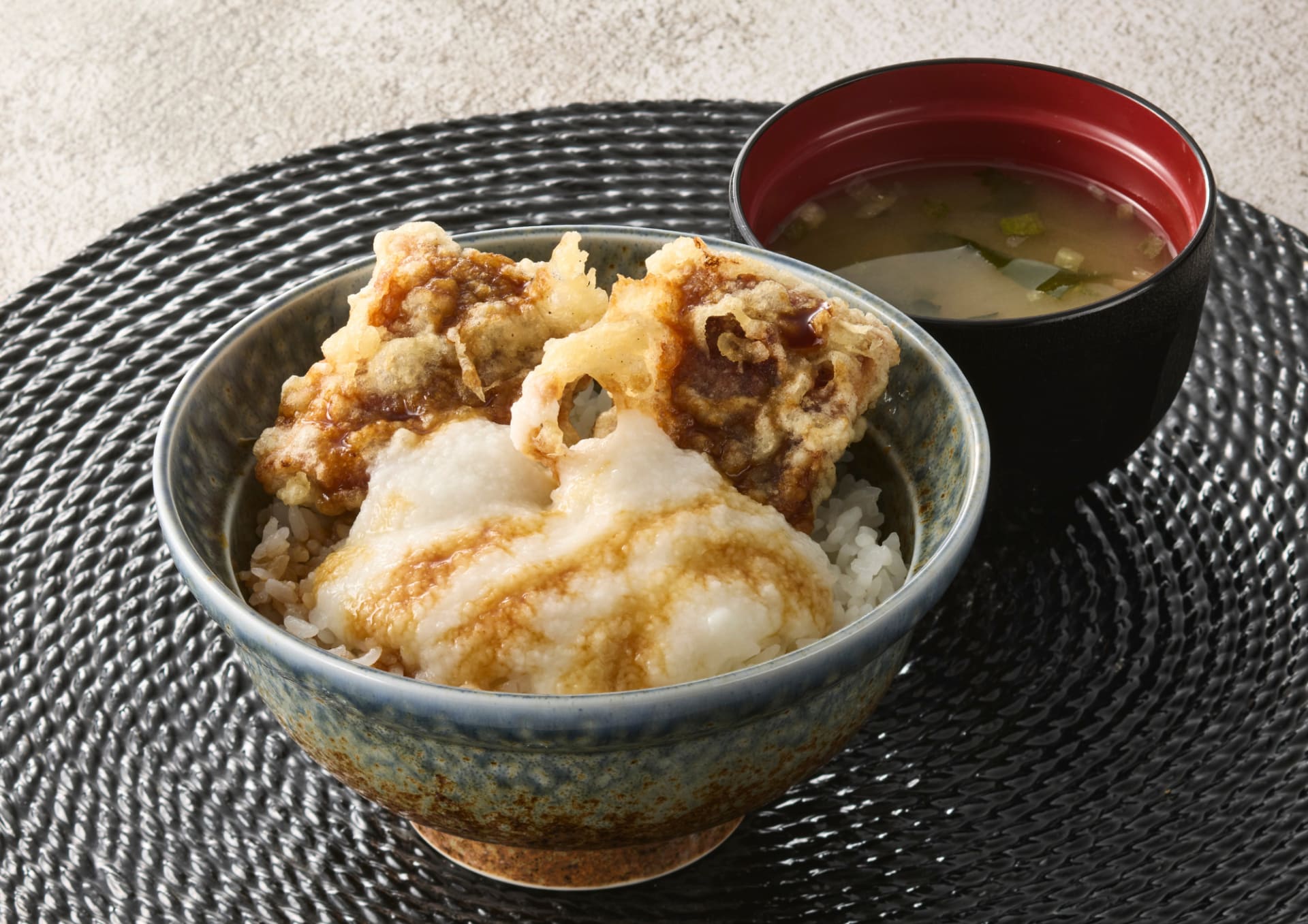 「うなとろ天丼（みそ汁付）」（1290円）
