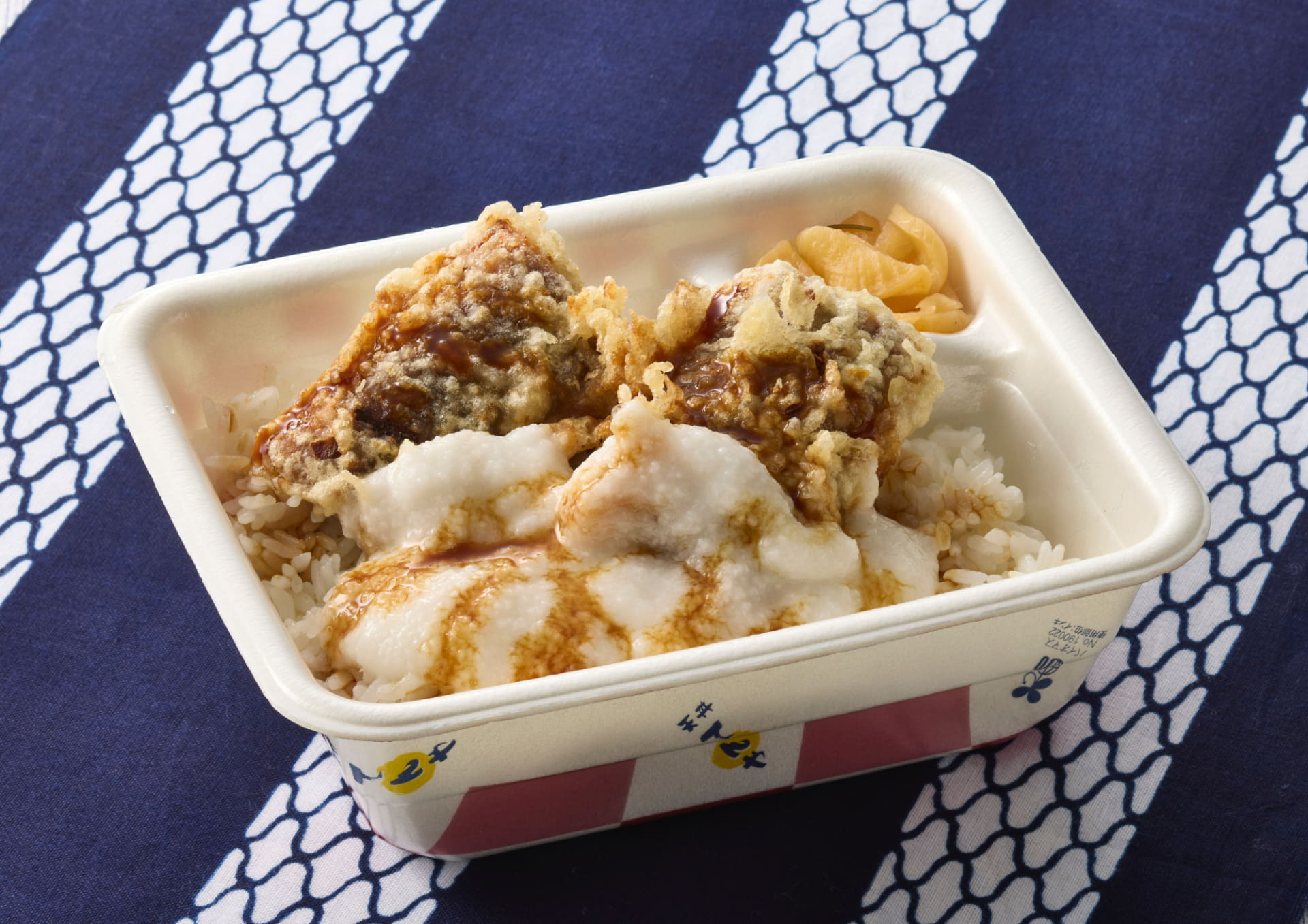 「うなとろ天丼弁当（お新香付）」（持ち帰り 1290円）