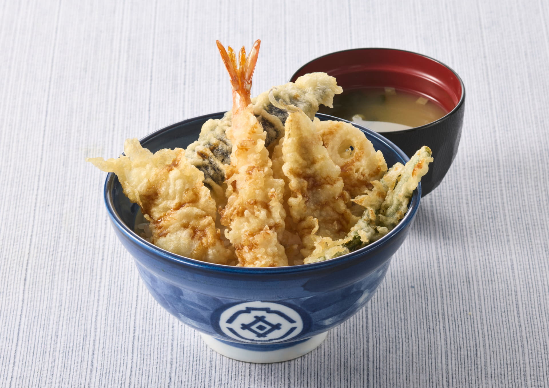 「海老と活〆穴子切身の天丼（みそ汁付）」（860円）