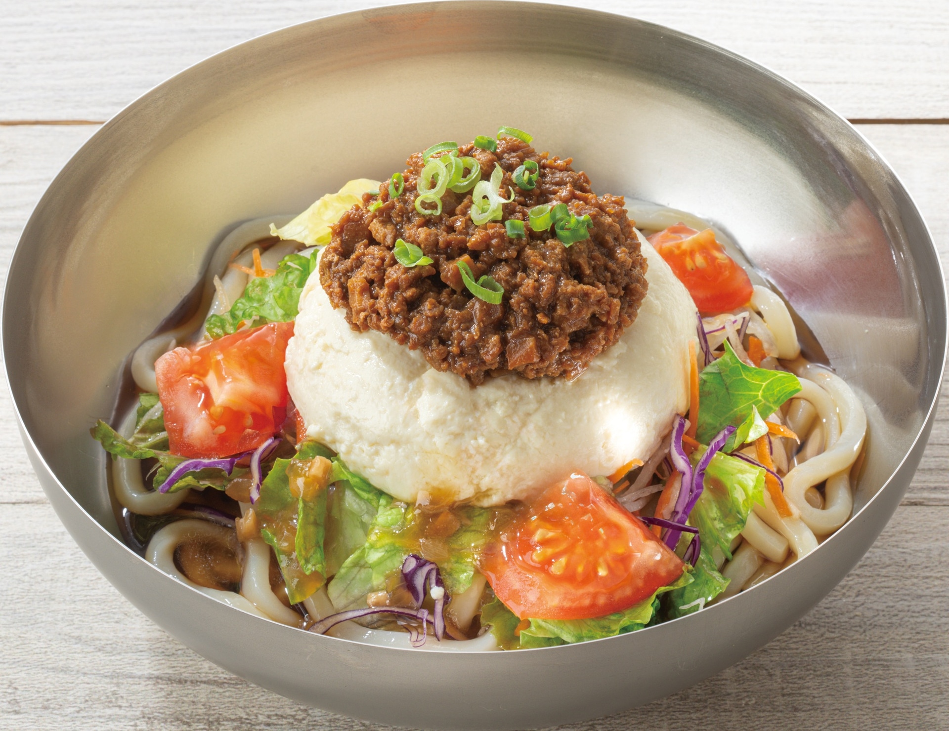 「豆富と肉味噌のサラダうどん」（934円～999円）