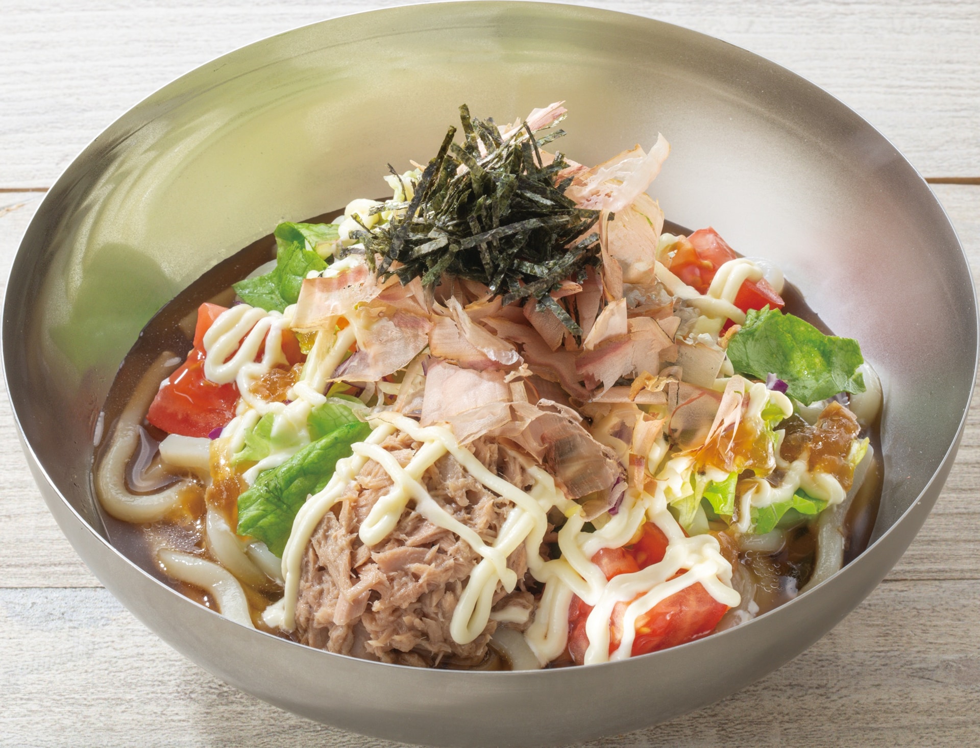販売中の「初代和風さらだうどん」（934円～999円）