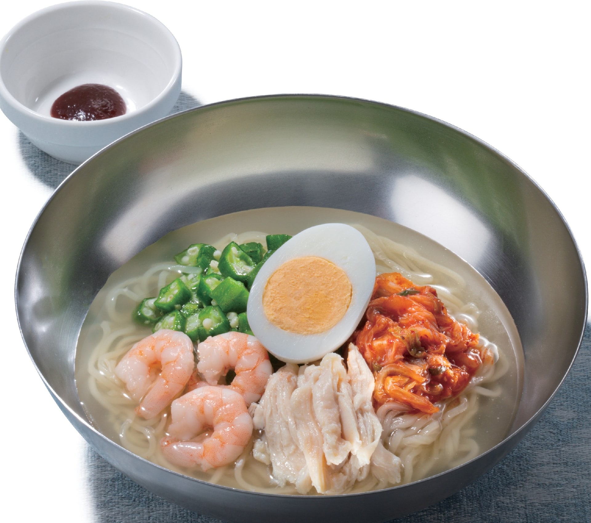 販売中の「海老と蒸し鶏のコク旨冷麺」（850円～950円）