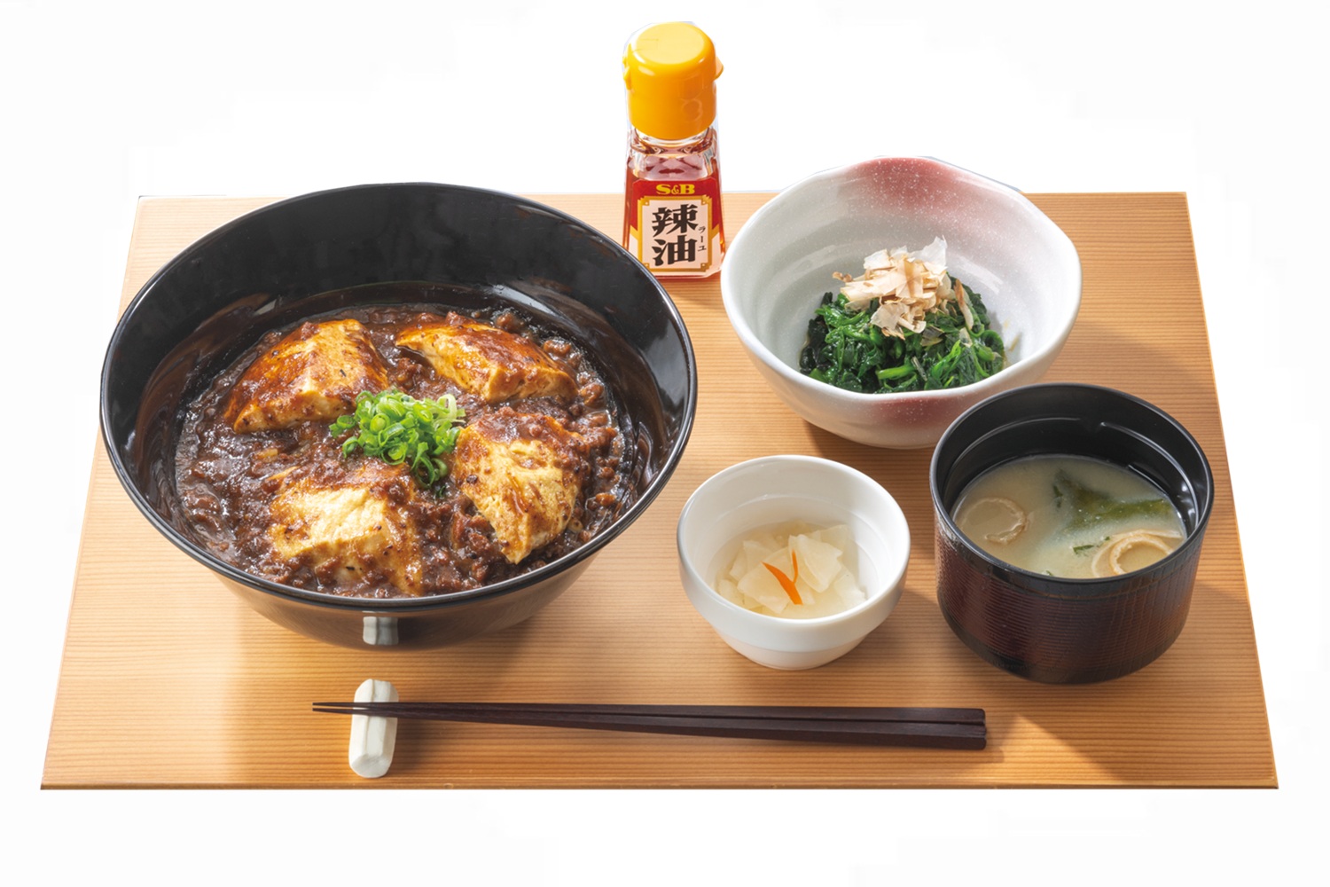 「麻婆豆富丼定食」（824円～879円）