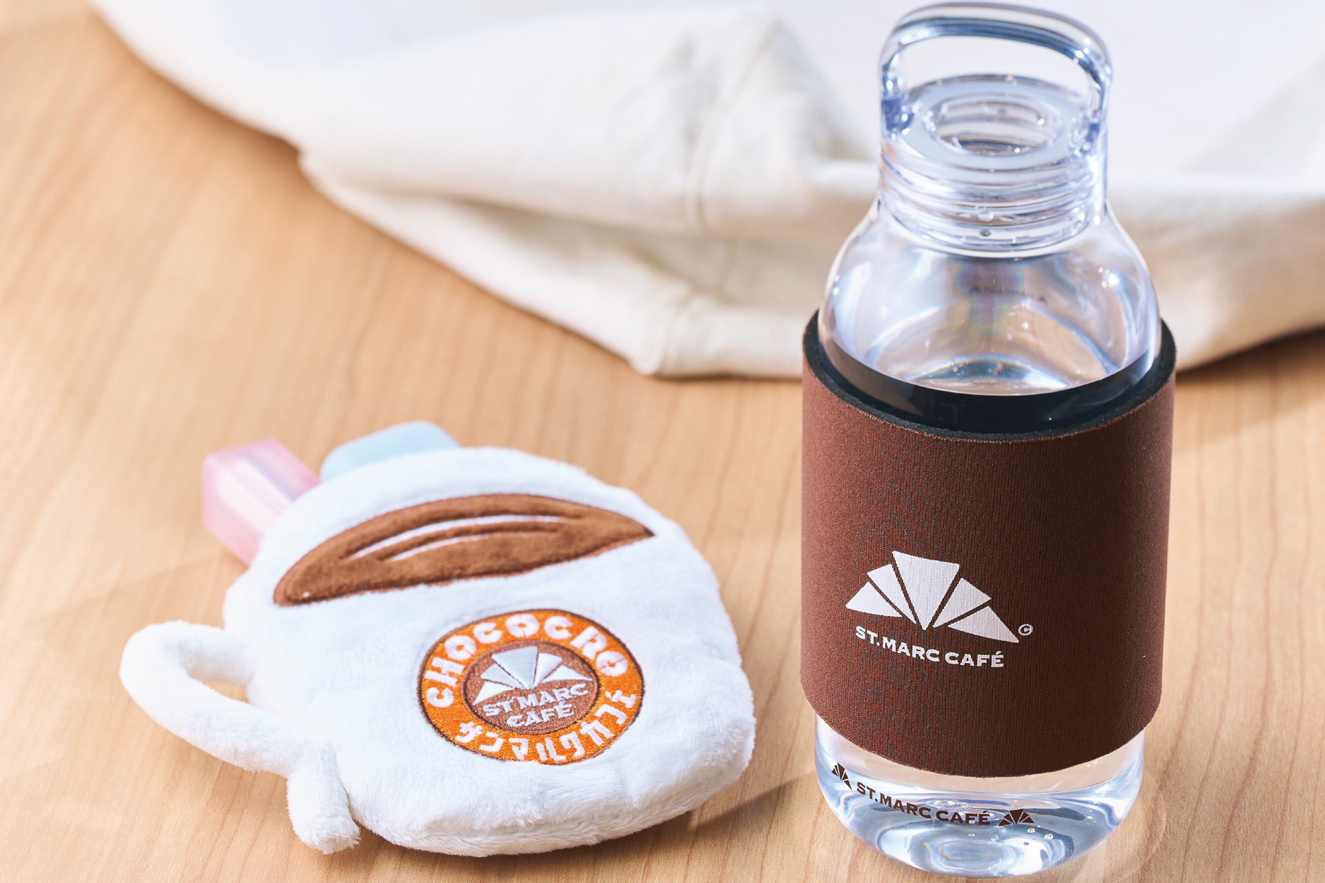 コーヒーカップポーチとボトルカバー付きのクリアボトル
