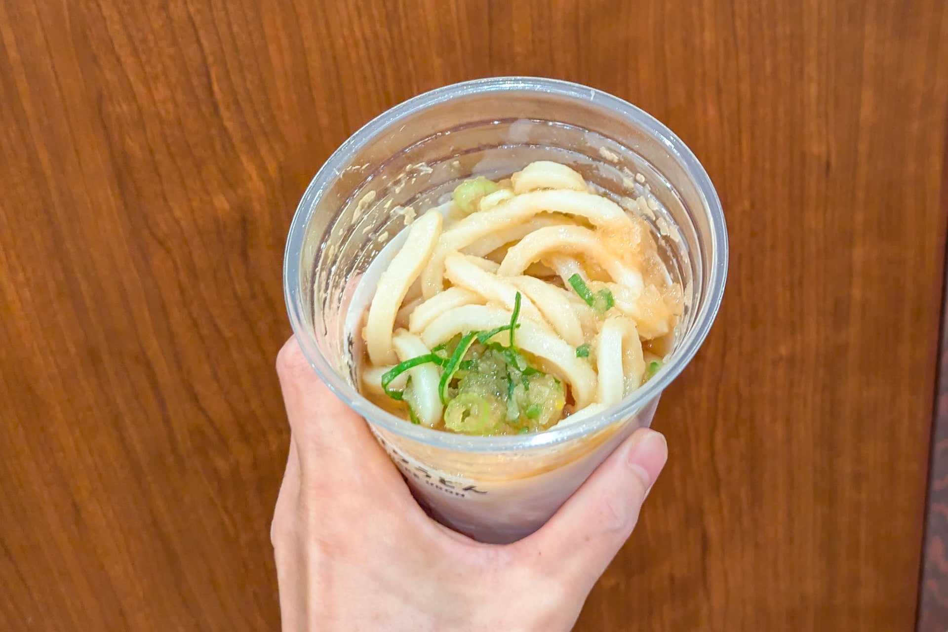 レモンみぞれとネギがうどんと絡んでいた