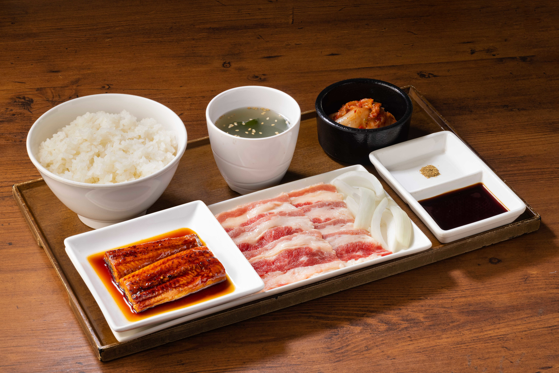 「丑＆牛セット（ごはん・スープ・キムチ付）」（1650円）