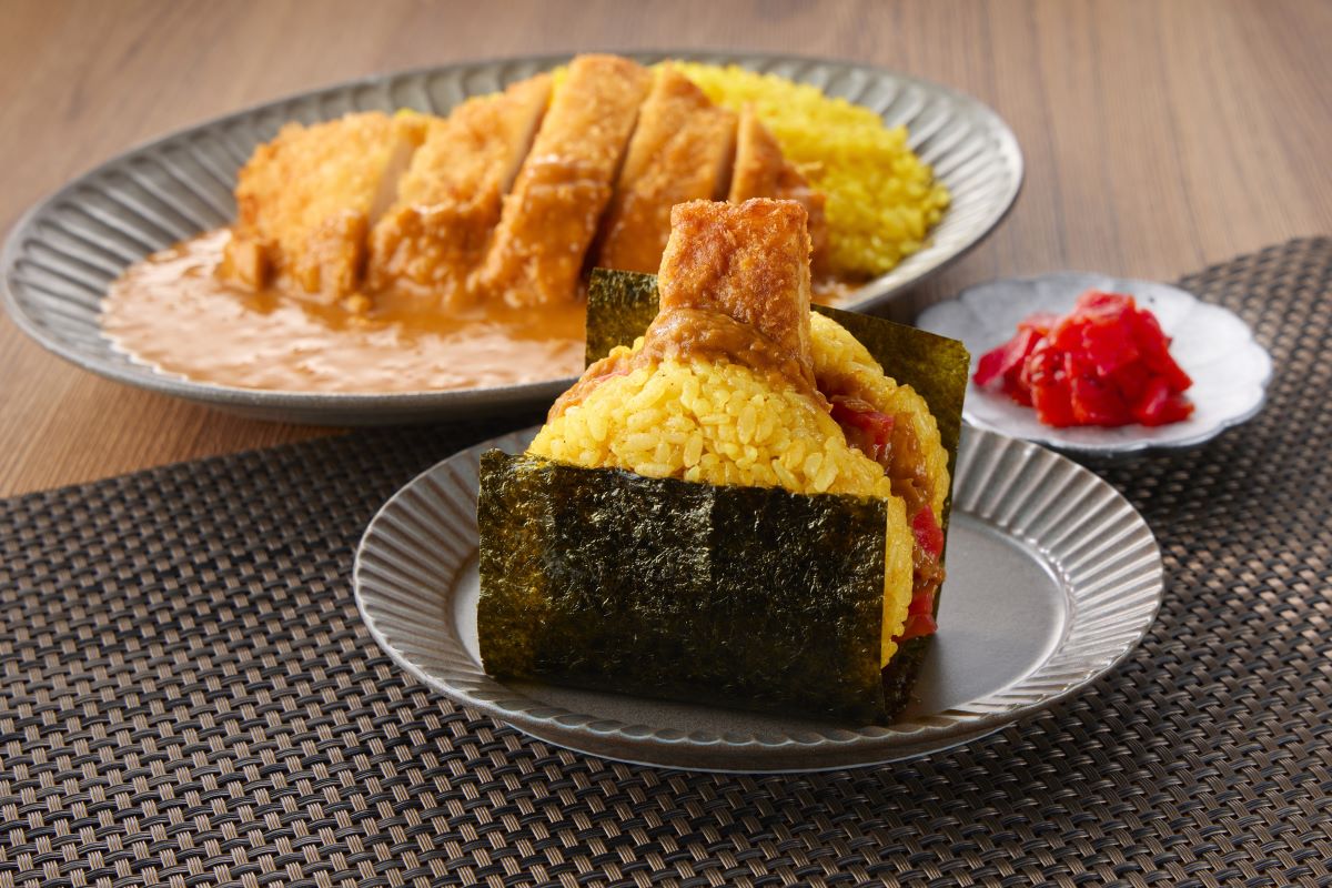 「はみだしすぎィ！なカツカレーおにぎり」（322円）