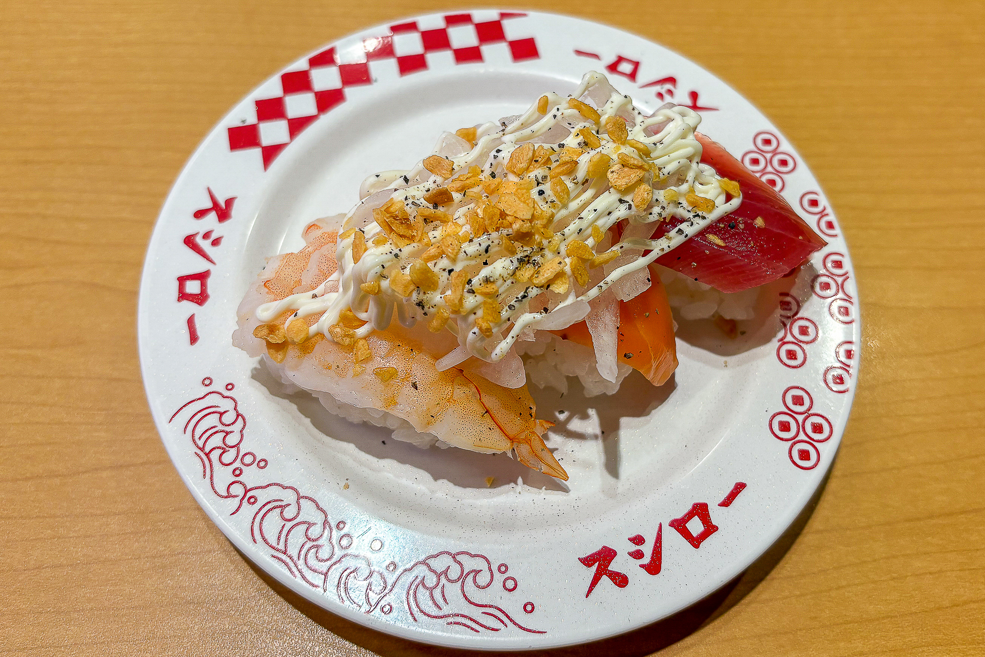 えび・サーモン・かつおの「ガーリックオニオンマヨ3貫盛り」