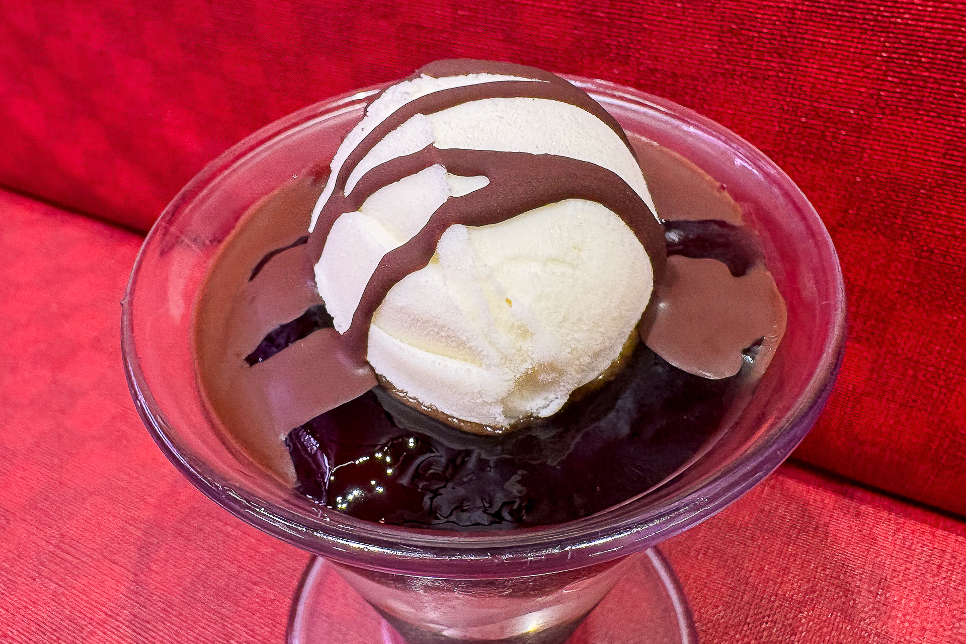 パリパリ食感のチョコソースとコーヒーゼリー