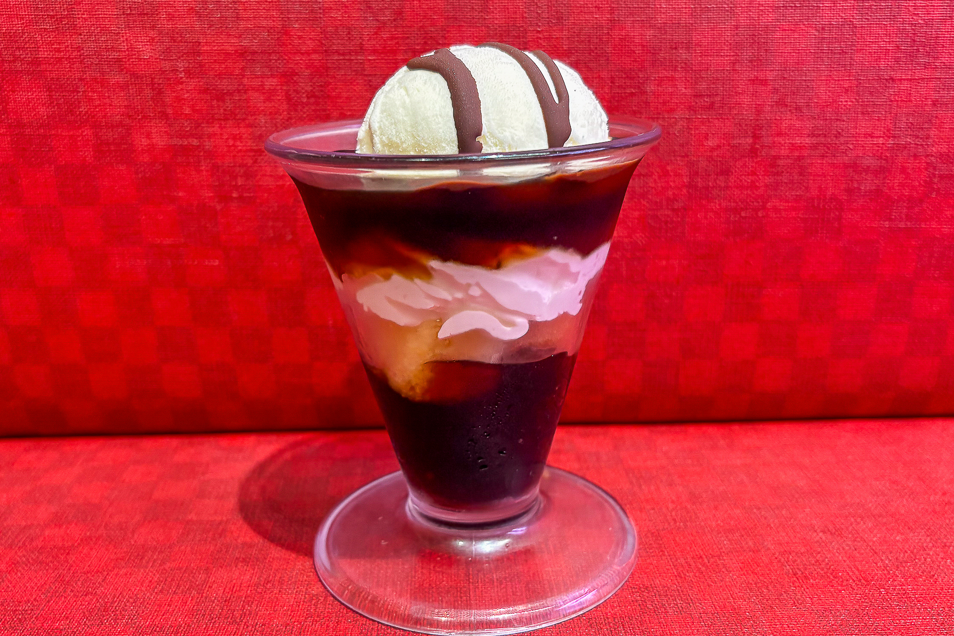 マスカルポーネミルクアイスをのせた「パリパリチョコのコーヒーゼリーパフェ」