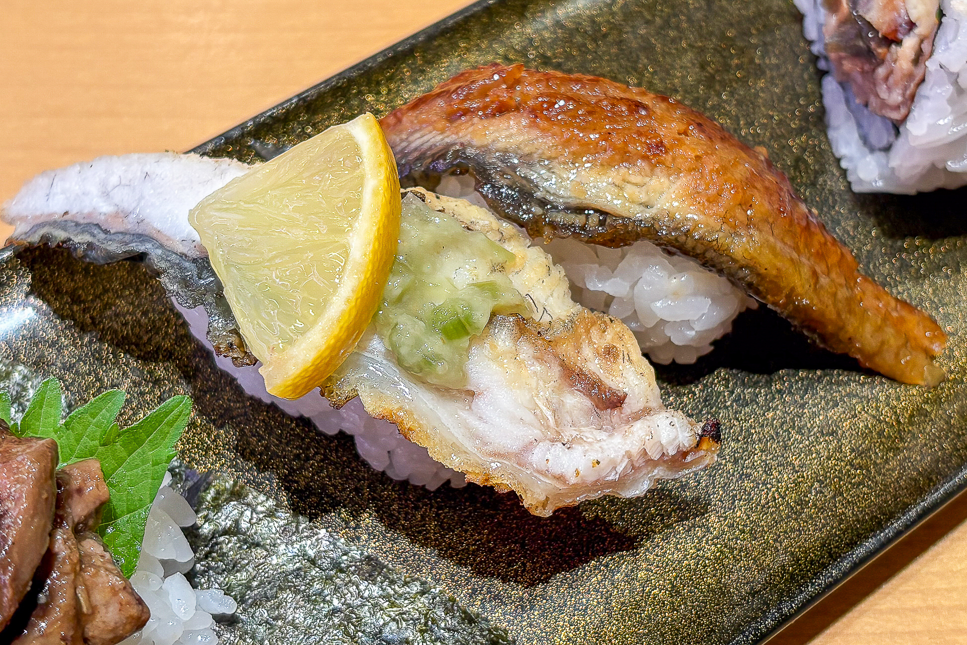 あら切りわさびとレモンをのせた「うなぎの白焼き」など
