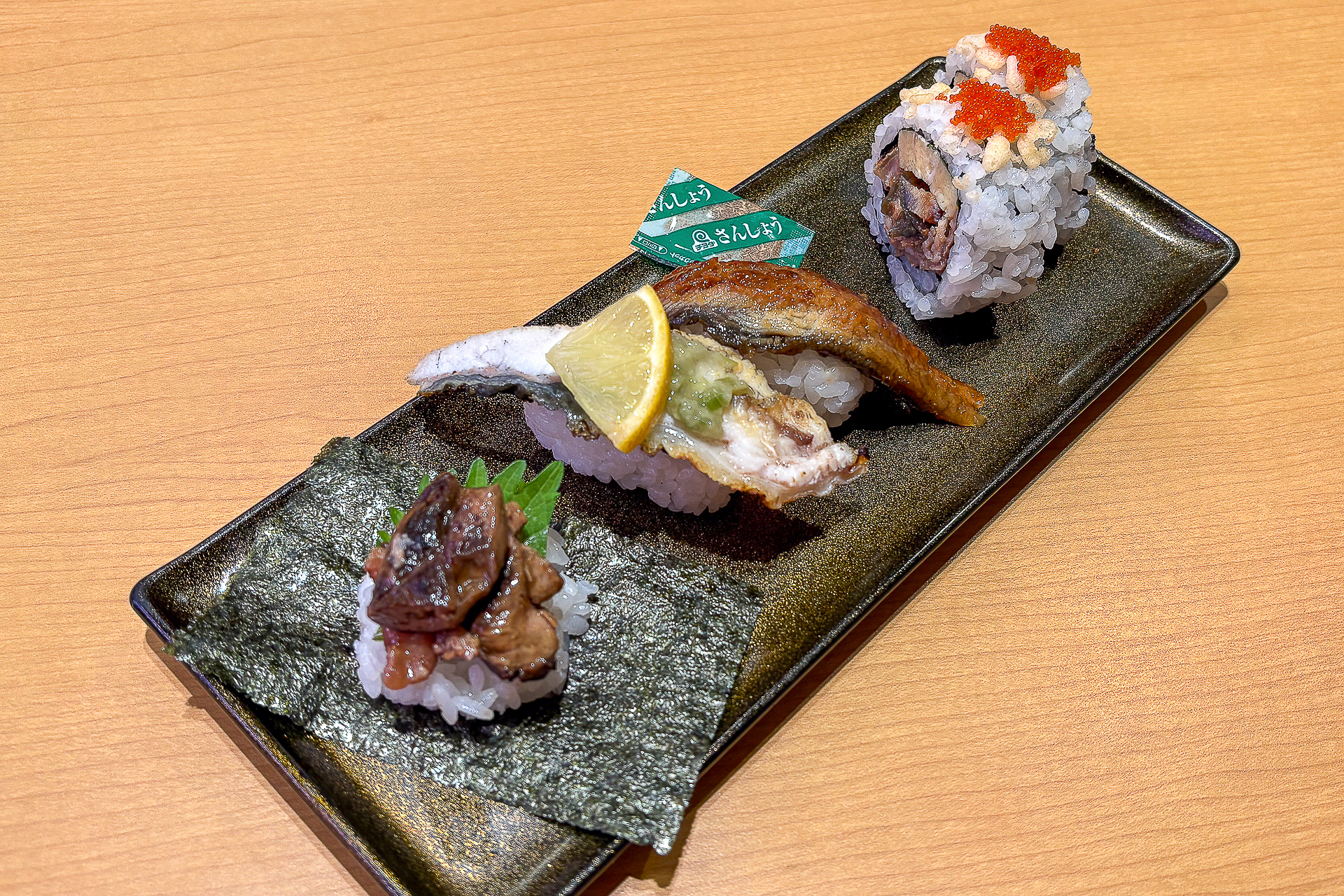 うな牛ロール、蒲焼き、白焼き、うな肝包みを味わえる「創作うなぎづくし4種盛り」