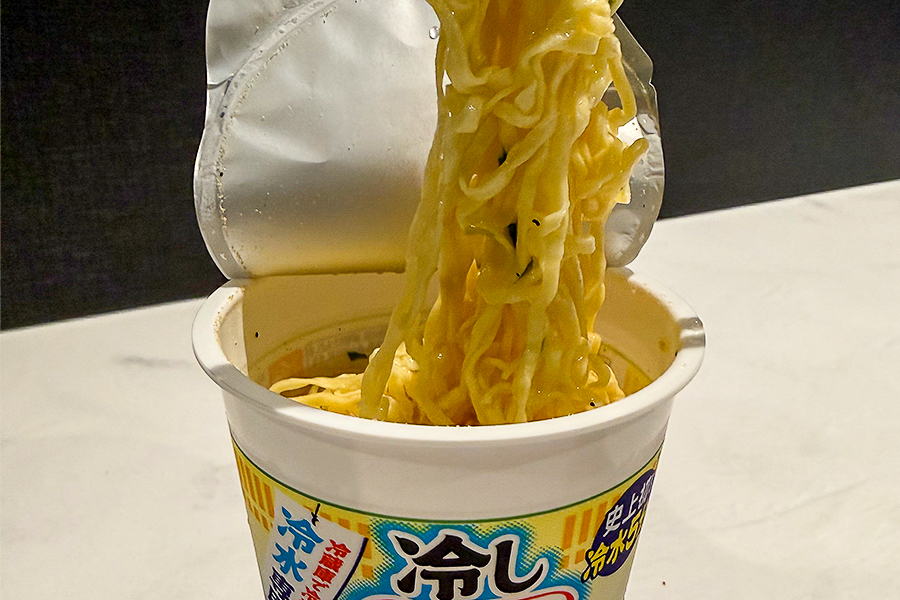 コシとつるみのある食感に仕上がる専用麺