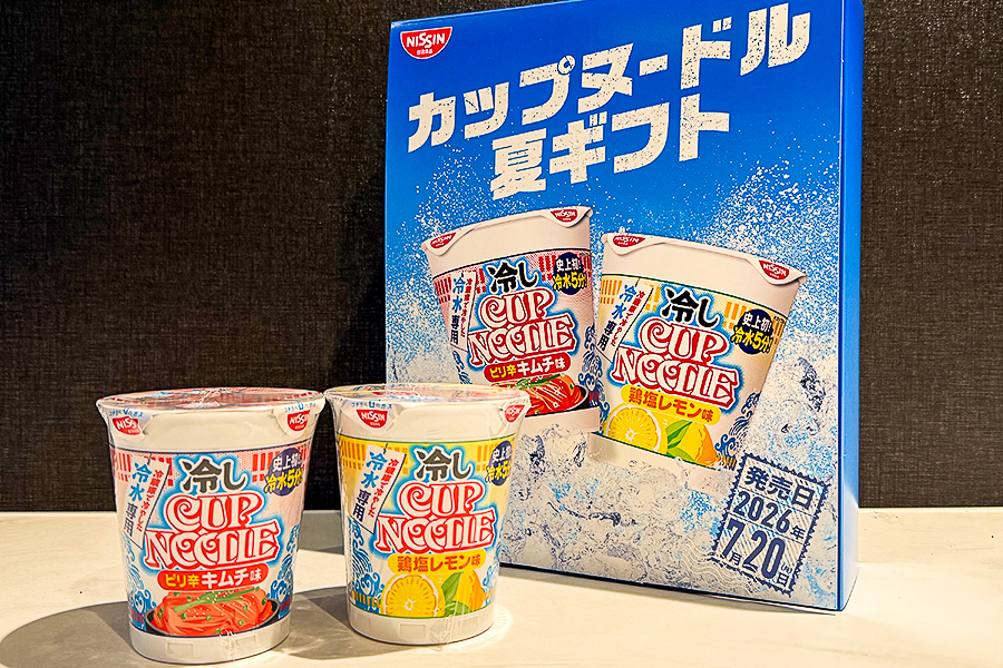 日清食品「冷しカップヌードル」のピリ辛キムチ味（左）と鶏塩レモン味（右）