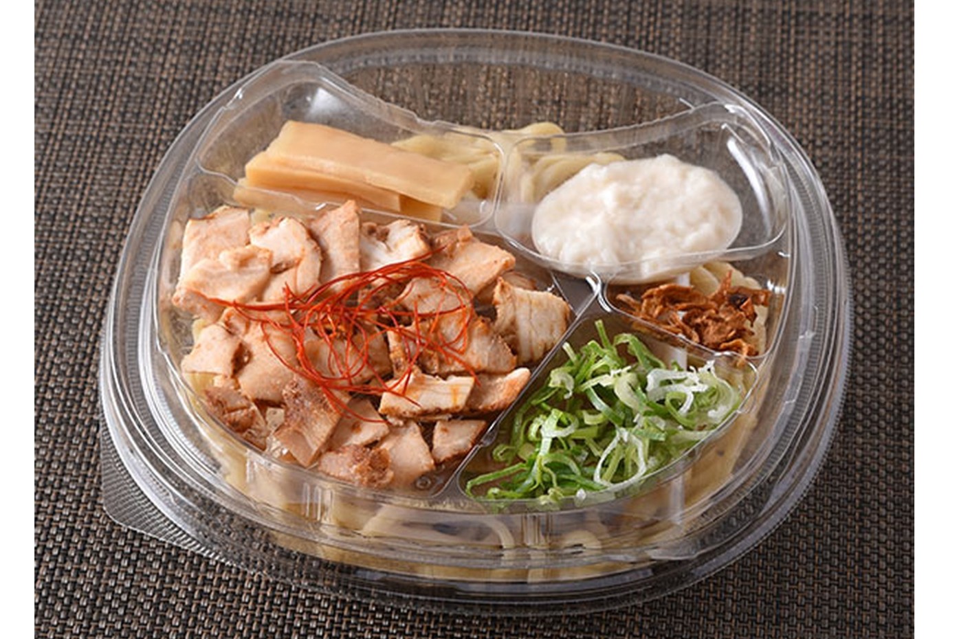 ファミマの「SUSURU TV.監修 濃厚とんこつ豚無双 冷製濃厚無双ラーメン」