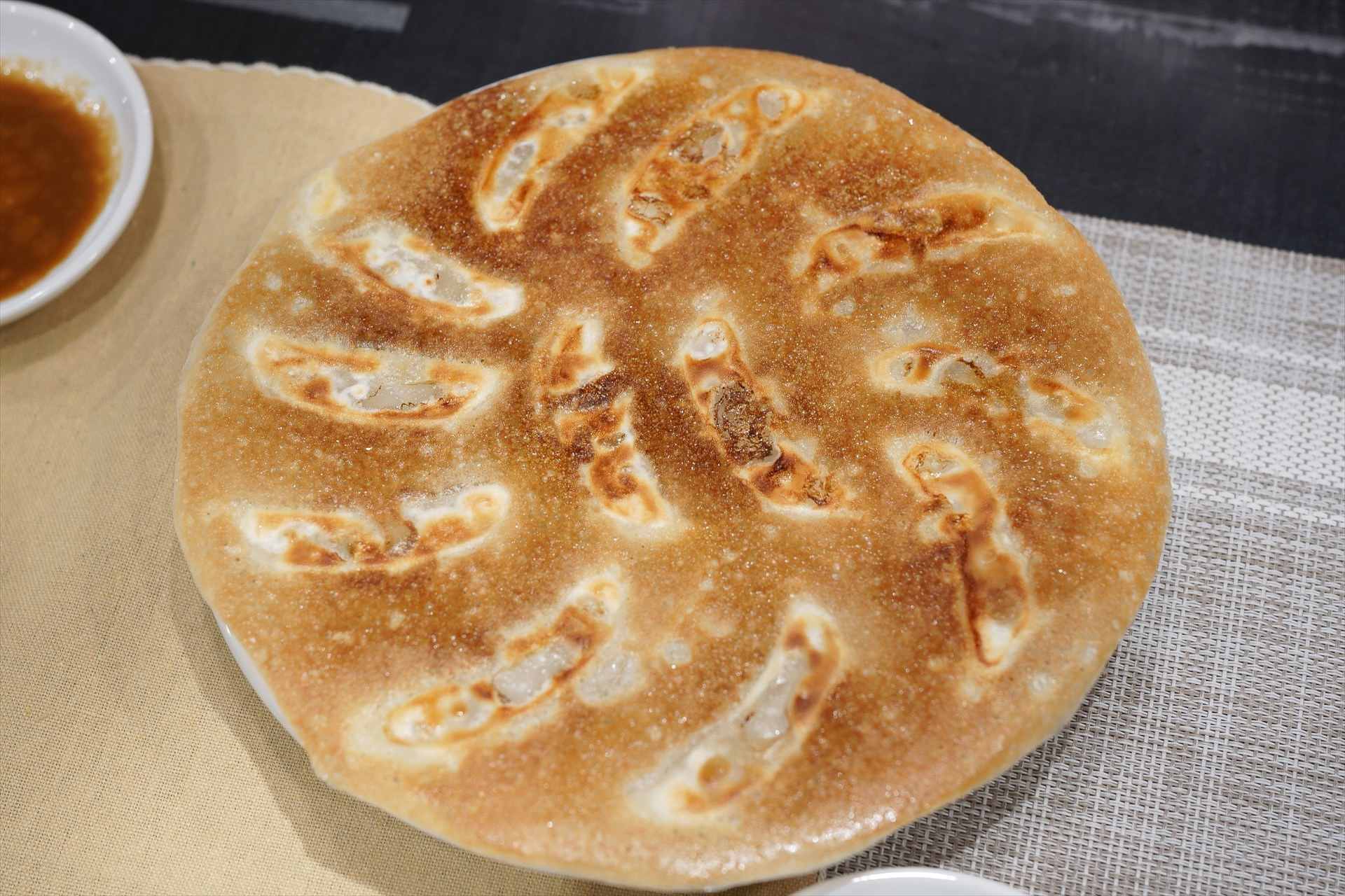 羽根のついた12個の餃子