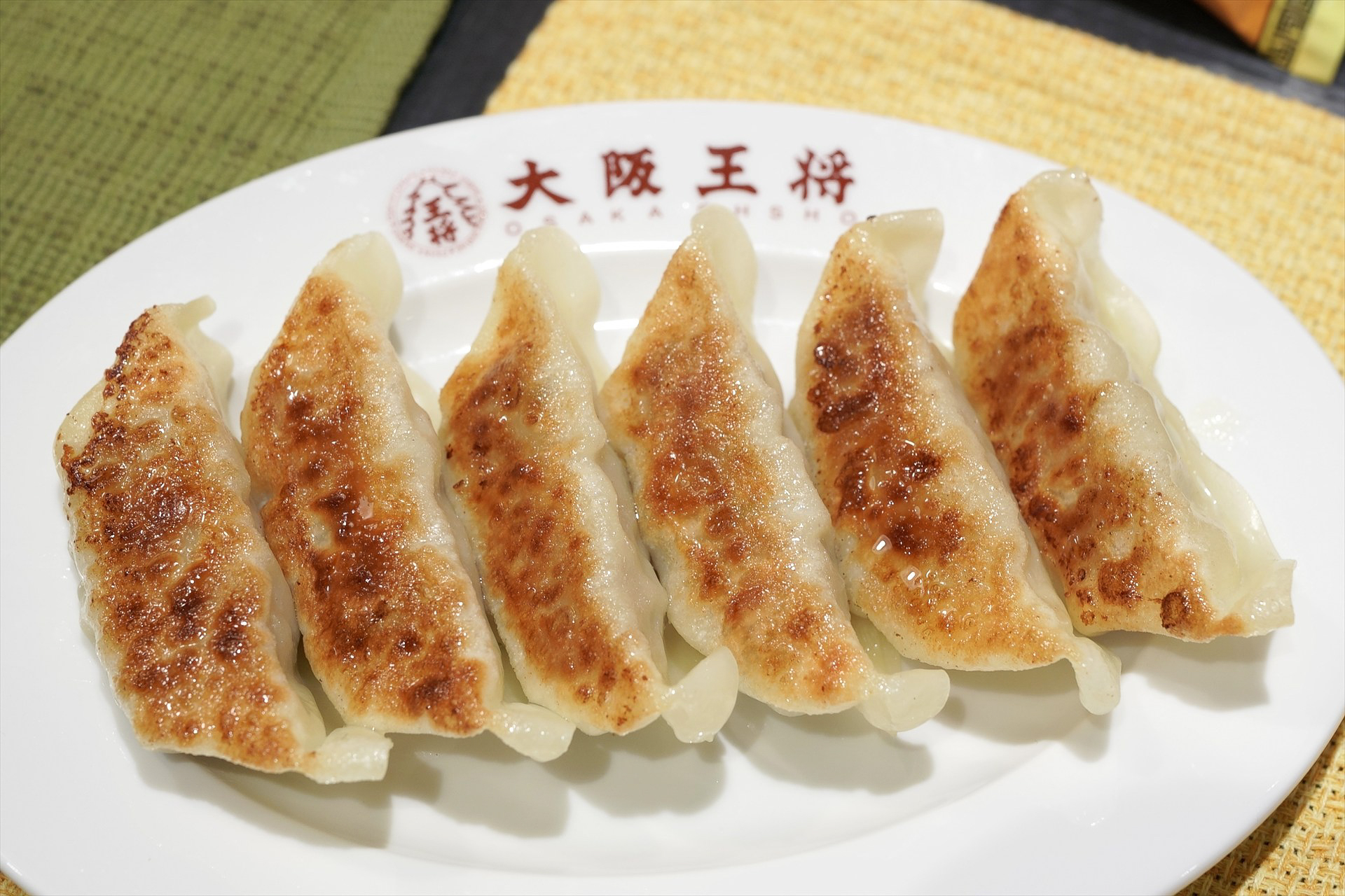 夫婦など少人数の世帯でも楽しめるようになった「肉汁大粒餃子」。240g（餃子8個）
