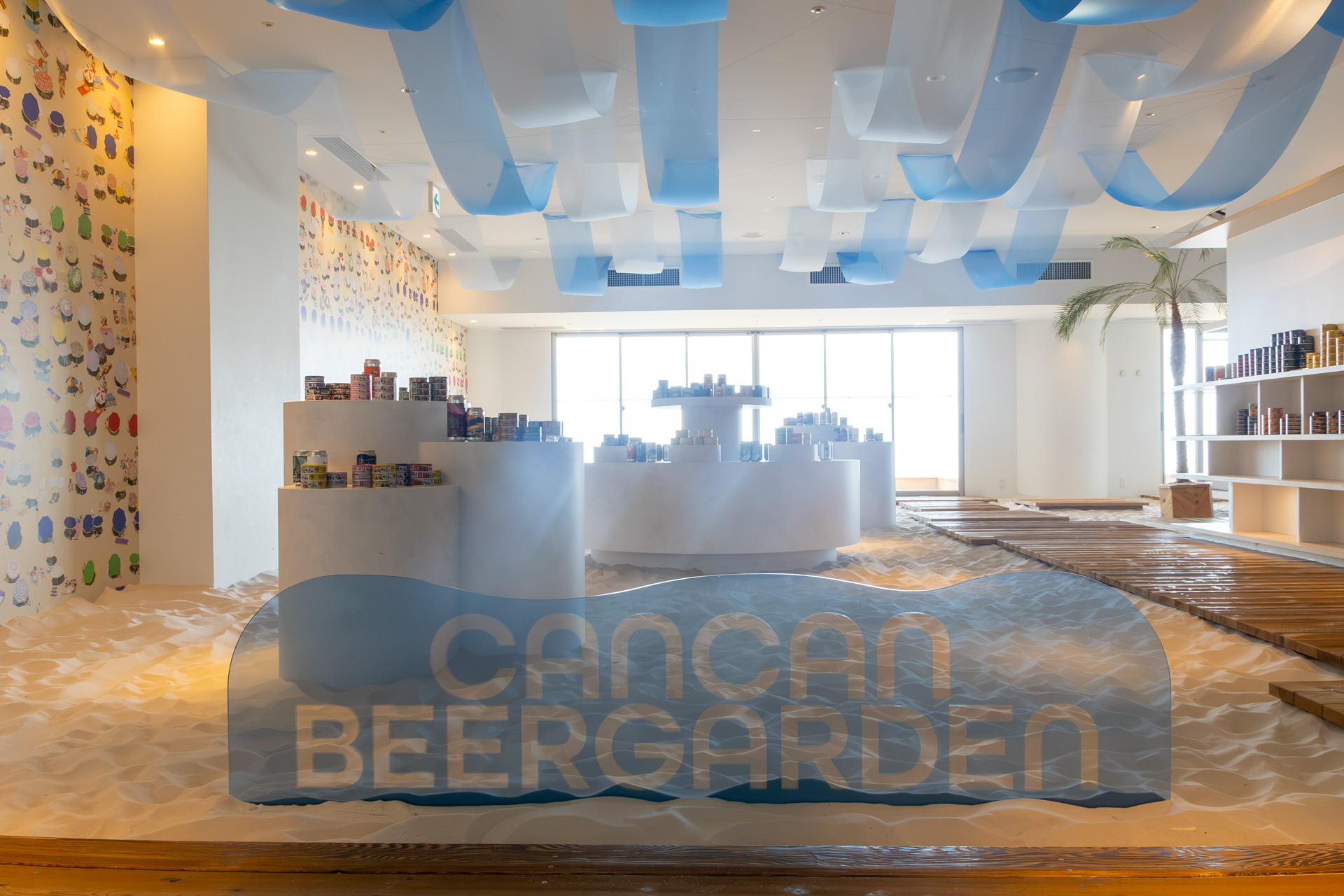 砂浜カフェ「ソラノビーチ Books&Cafe」がイベント期間中は特別な内装になる
