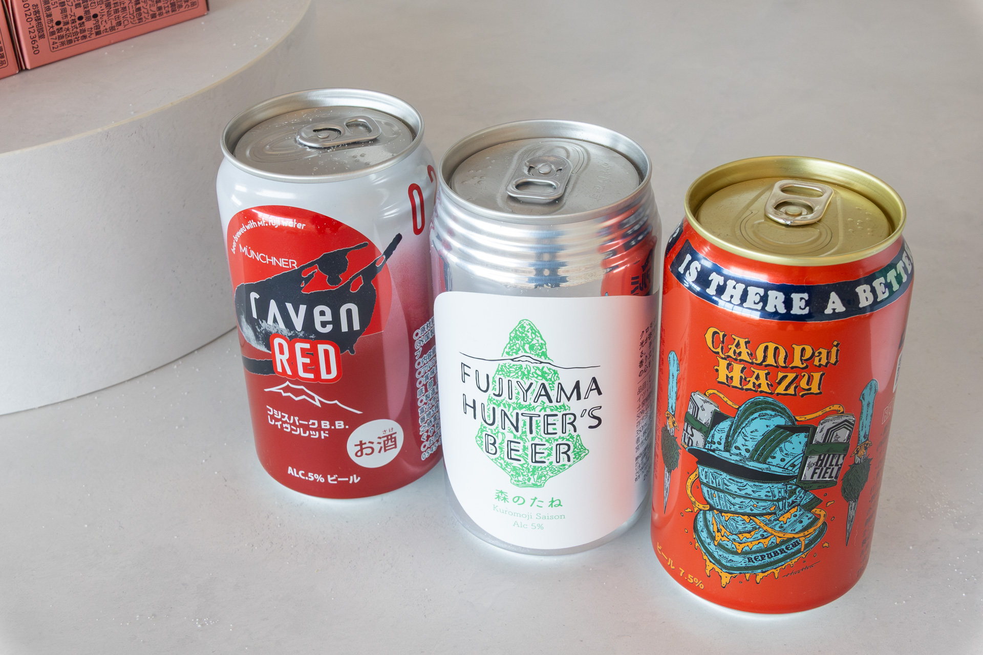 味やパッケージデザインも個性的なクラフト缶ビールを20種類用意。購入時は冷えたものを提供してくれる。青いイラストパッケージがオリジナルのクラフト缶ビール