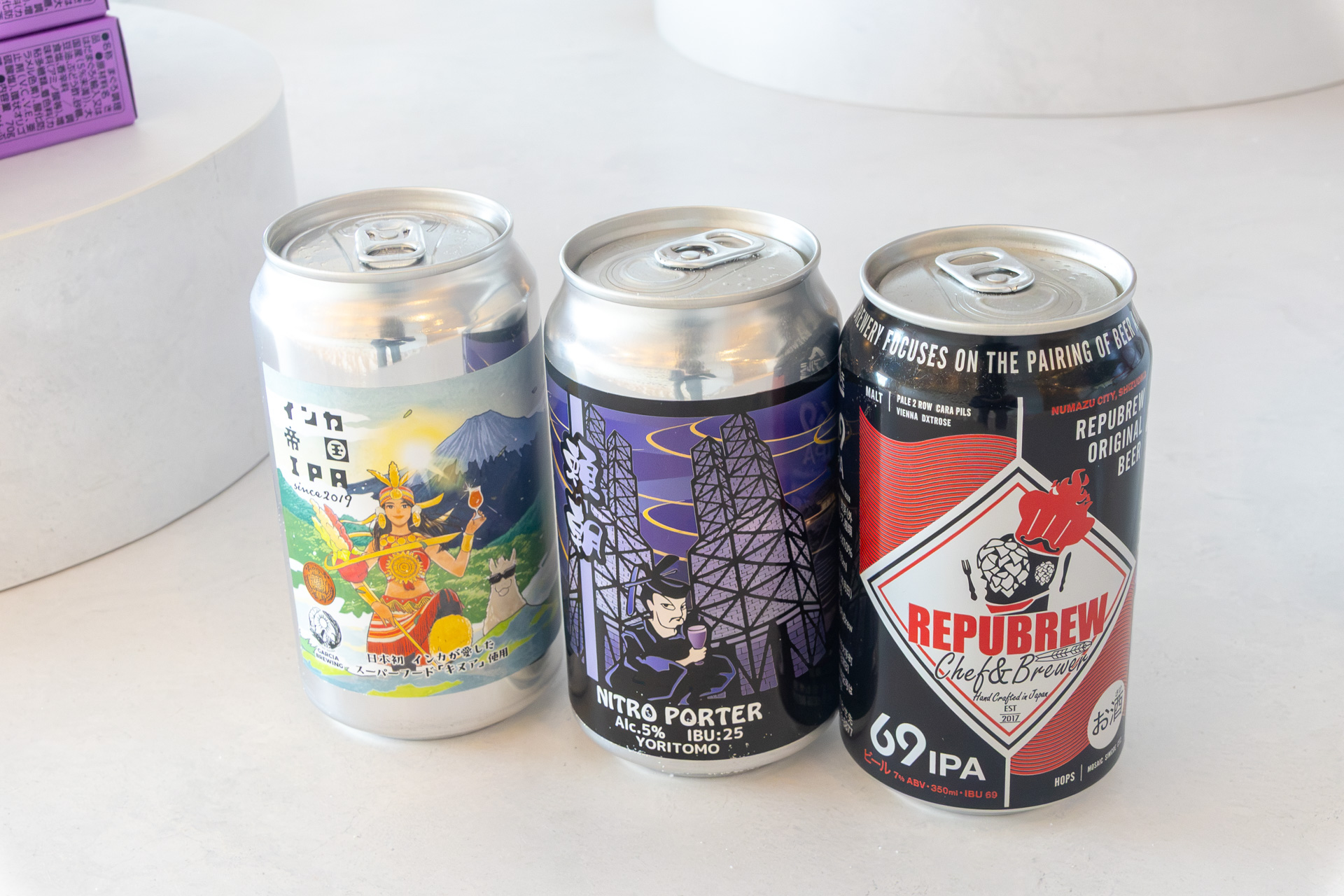 味やパッケージデザインも個性的なクラフト缶ビールを20種類用意。購入時は冷えたものを提供してくれる。青いイラストパッケージがオリジナルのクラフト缶ビール