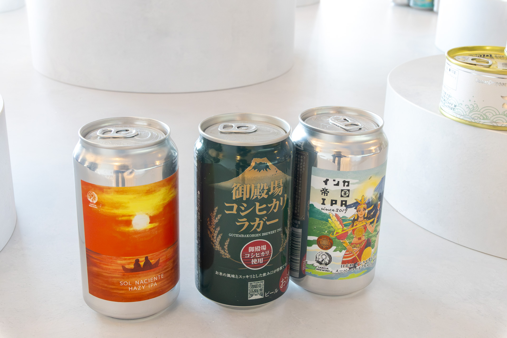 味やパッケージデザインも個性的なクラフト缶ビールを20種類用意。購入時は冷えたものを提供してくれる。青いイラストパッケージがオリジナルのクラフト缶ビール