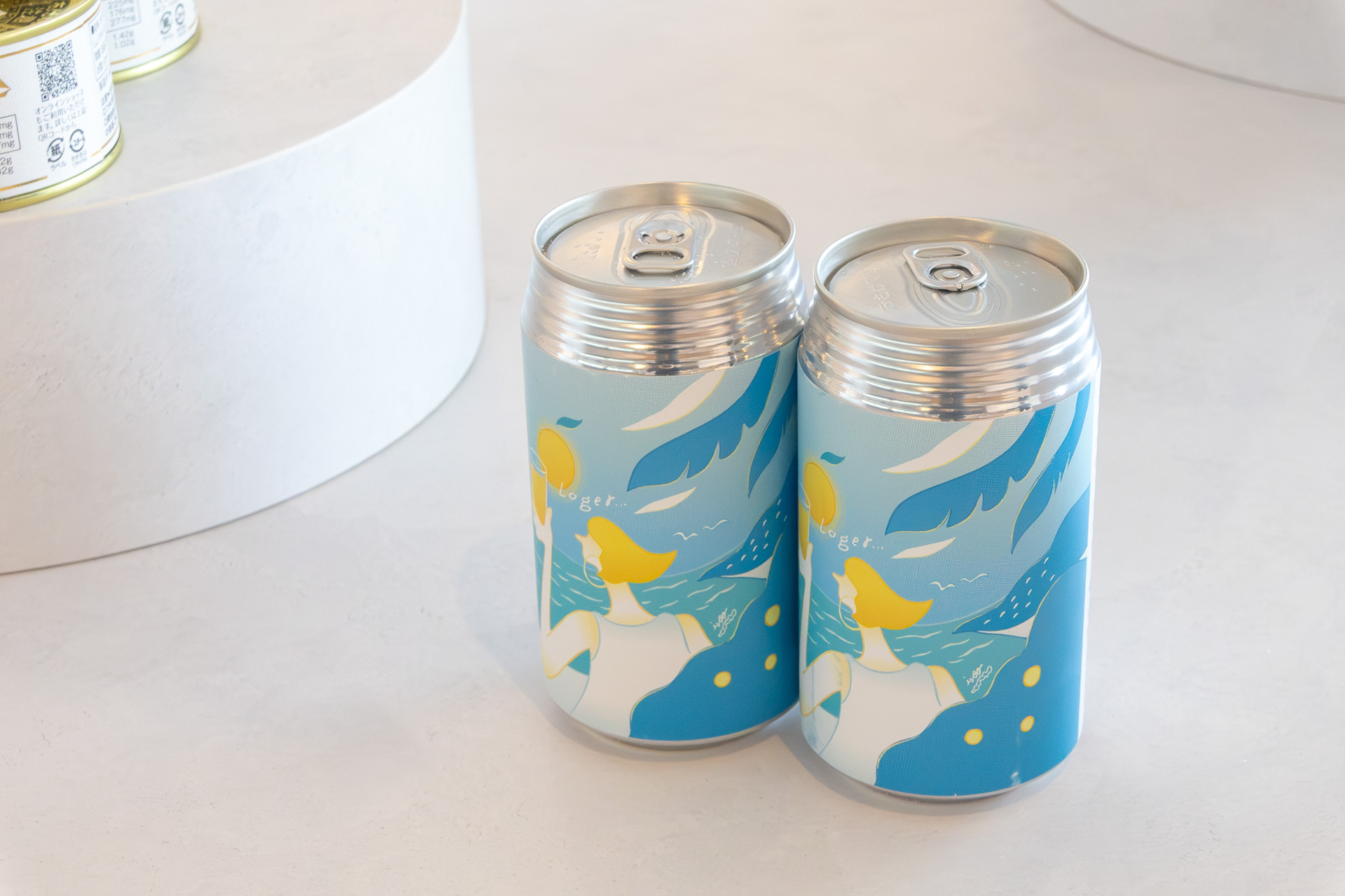 味やパッケージデザインも個性的なクラフト缶ビールを20種類用意。購入時は冷えたものを提供してくれる。青いイラストパッケージがオリジナルのクラフト缶ビール