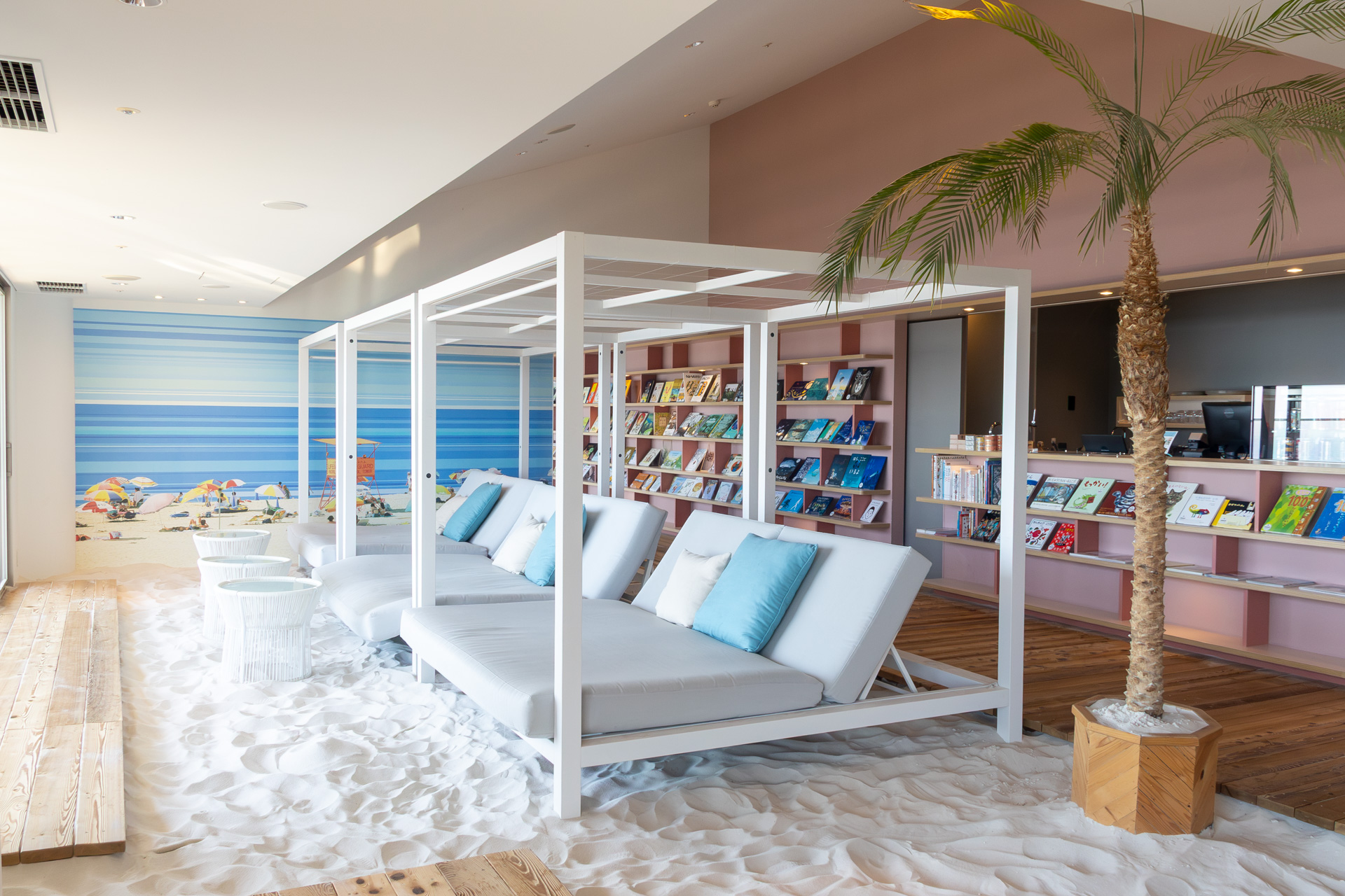 屋内で南国リゾート気分に浸れる「ソラノビーチ Books&Cafe」