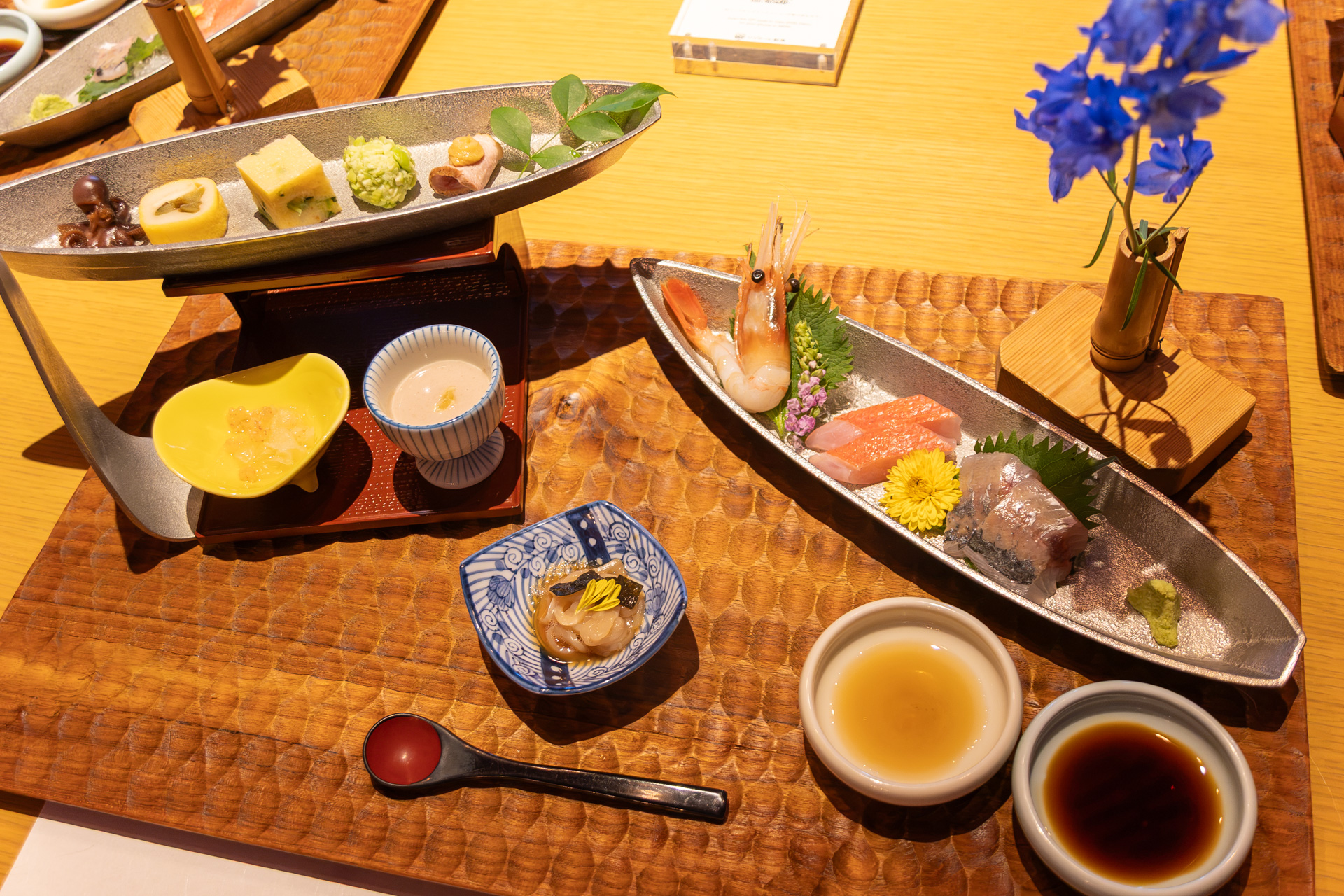 サザエや金目鯛などの魚介を中心にした会席料理を提供する