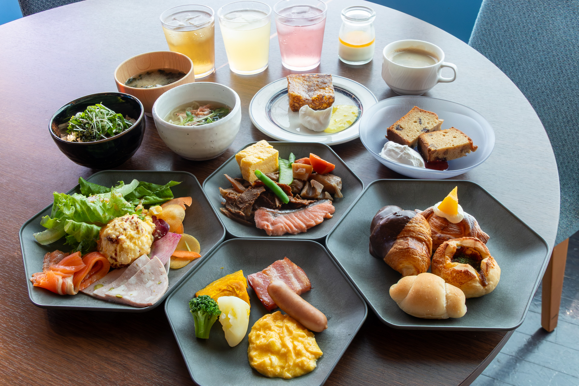 朝食メニューを盛り付けた一例