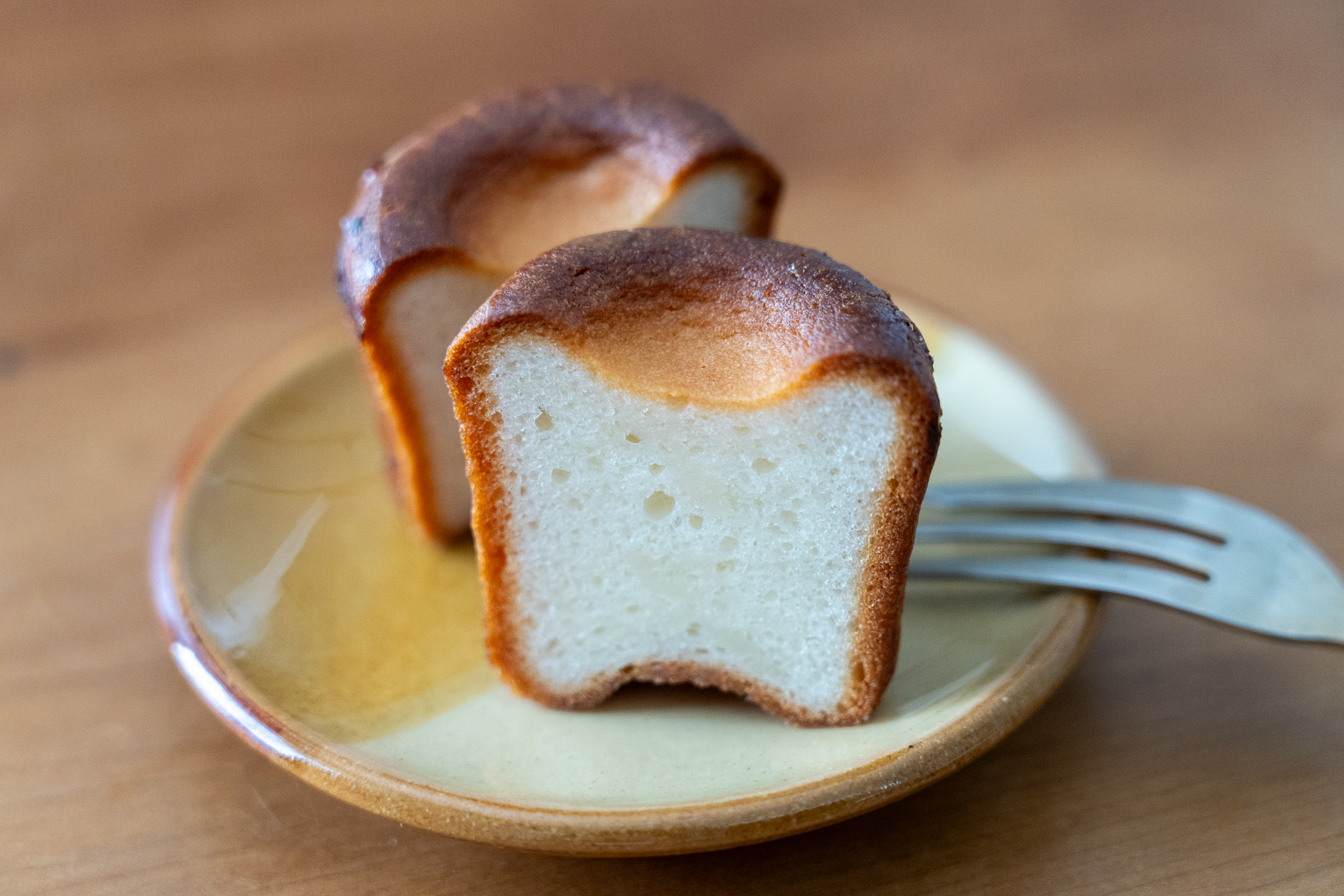 外は香ばしく、中はもっちり。よい意味で期待を裏切られる魅惑の断面
