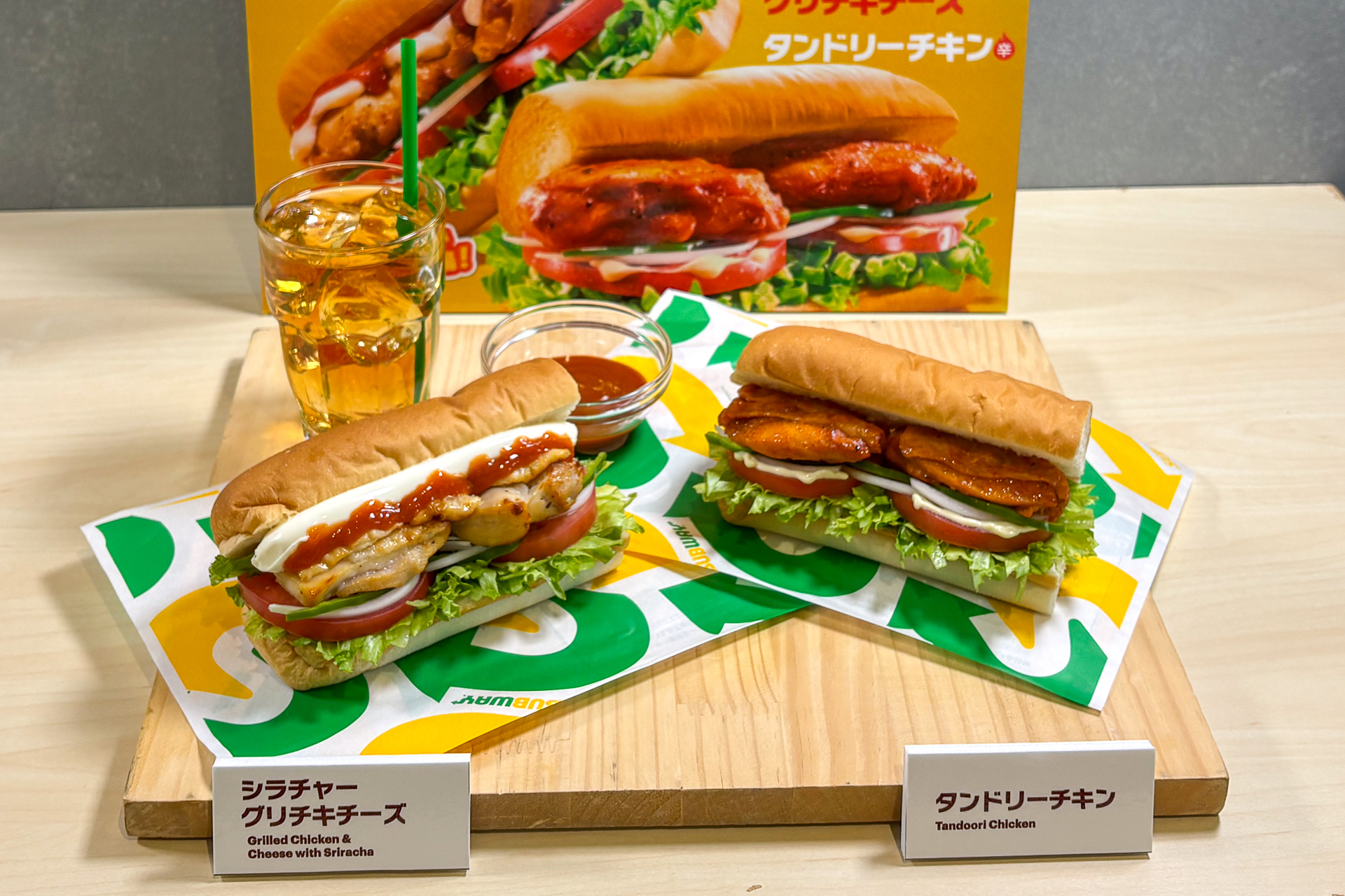 サブウェイの夏の新作「シラチャーグリチキチーズ」（左）と「タンドリーチキン」（右）