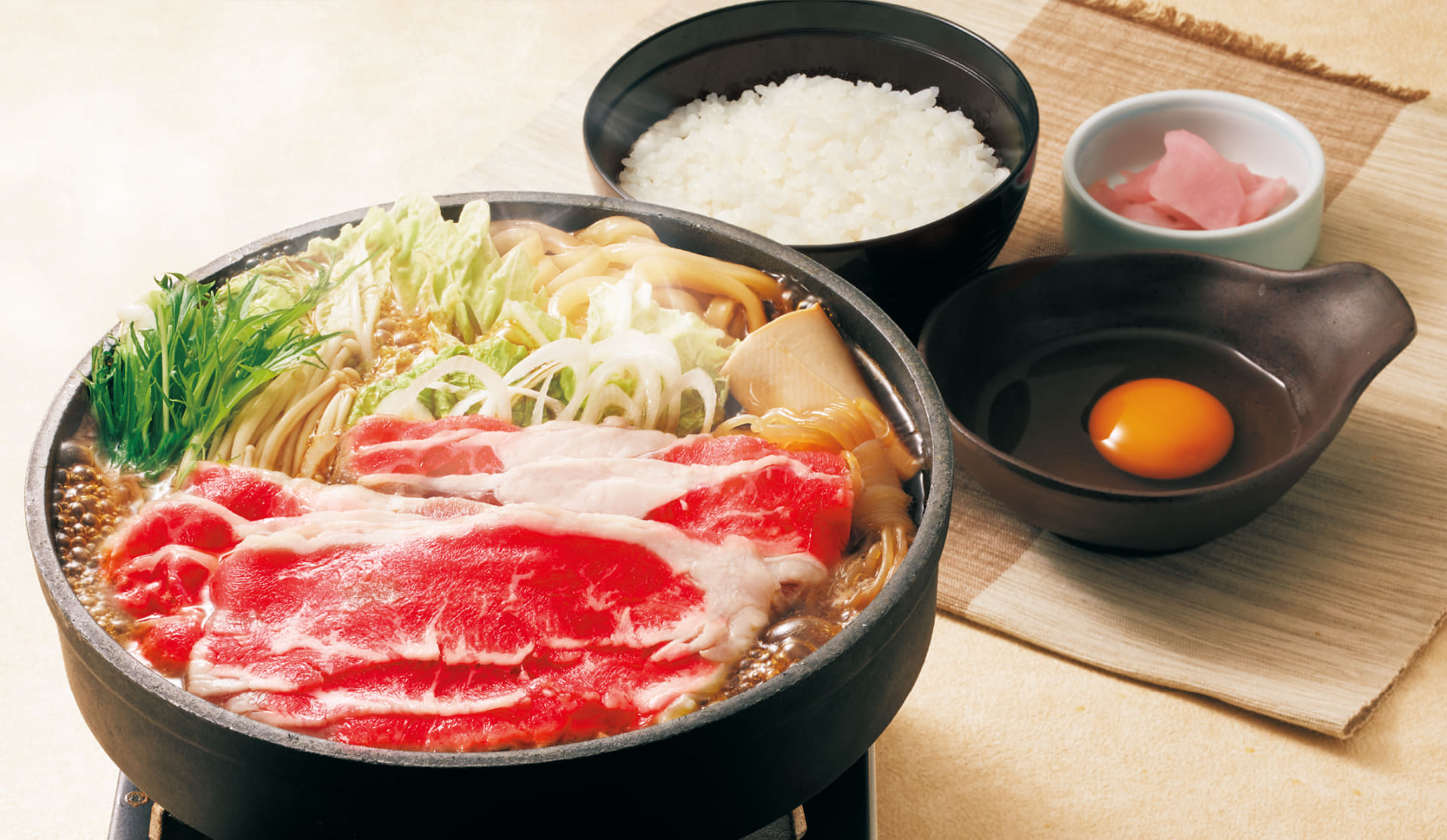 肉1.5倍の「牛すきうどん鍋定食」