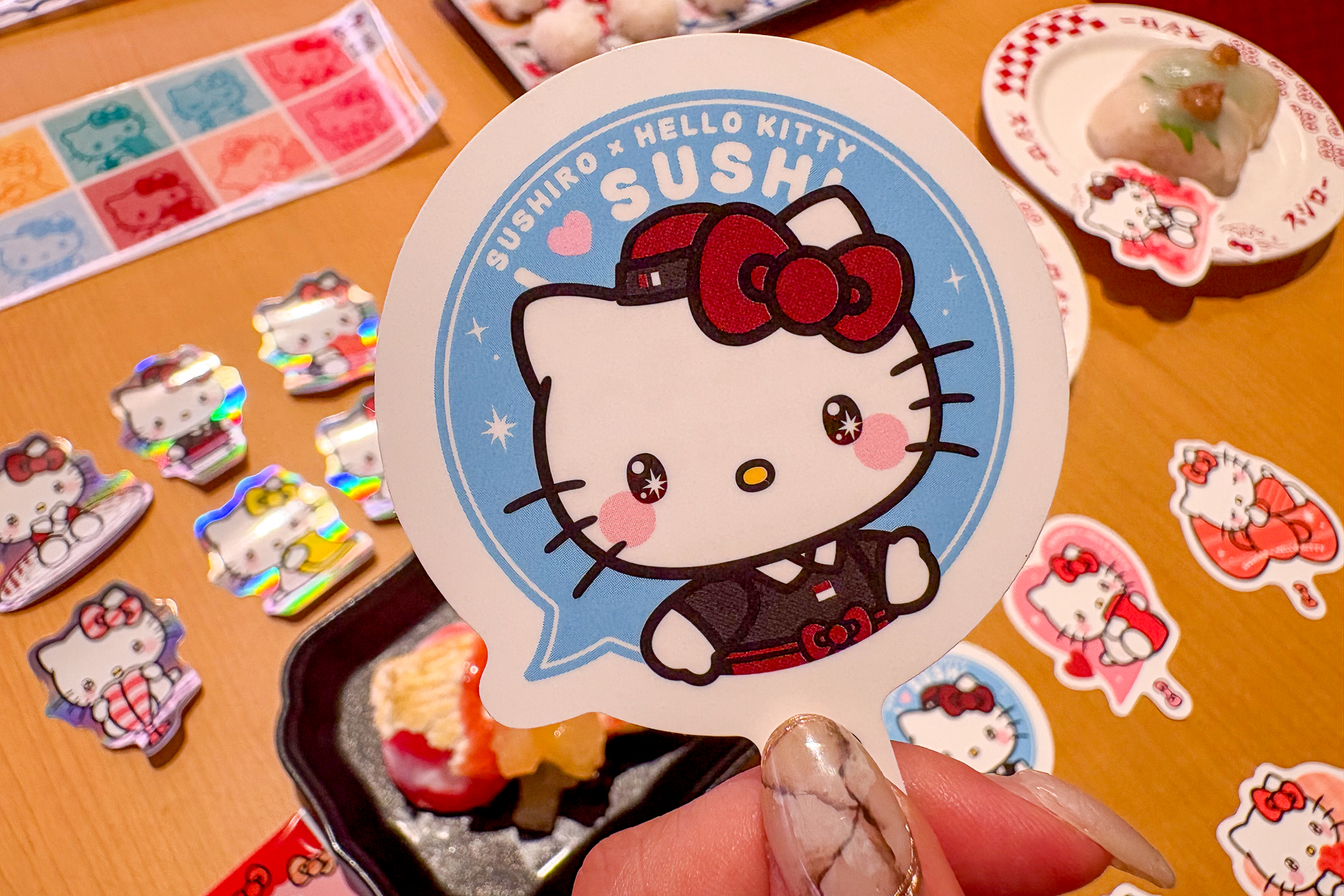 スシロー×HELLO KITTYコラボ「かわいいキティが、うまい！に出会った」