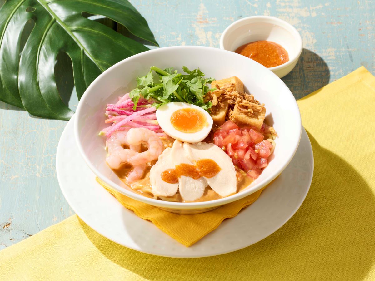 「蒸し鶏と海老のシンガポール風冷やしラクサ」（1309円）