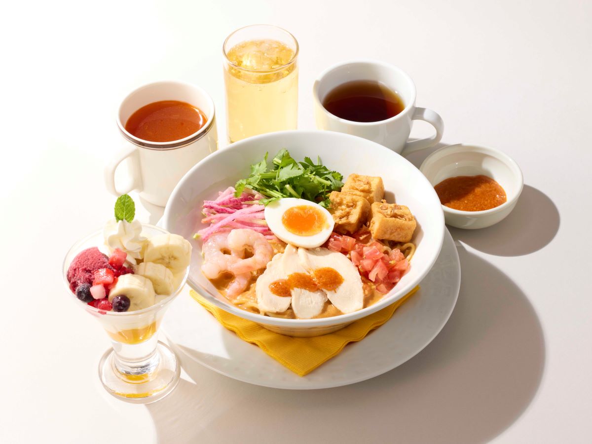 「蒸し鶏と海老のシンガポール風冷やしラクサ カシスシャーベットとフルーツヨーグルトのミニパフェセット」（1958円）