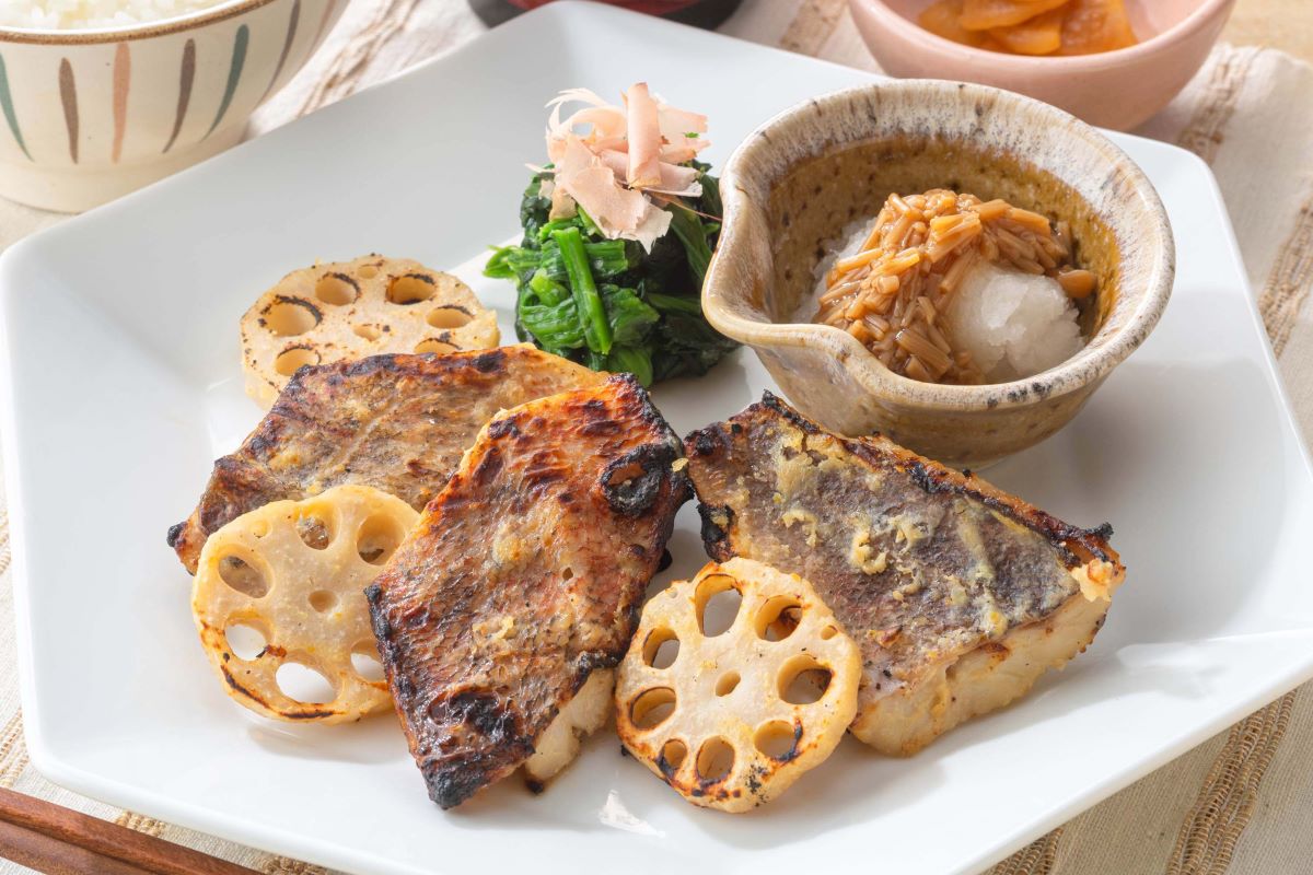 「蒸し鶏のもろみ醤油香味ネギだれ」（定食 1180円、単品 1090円）