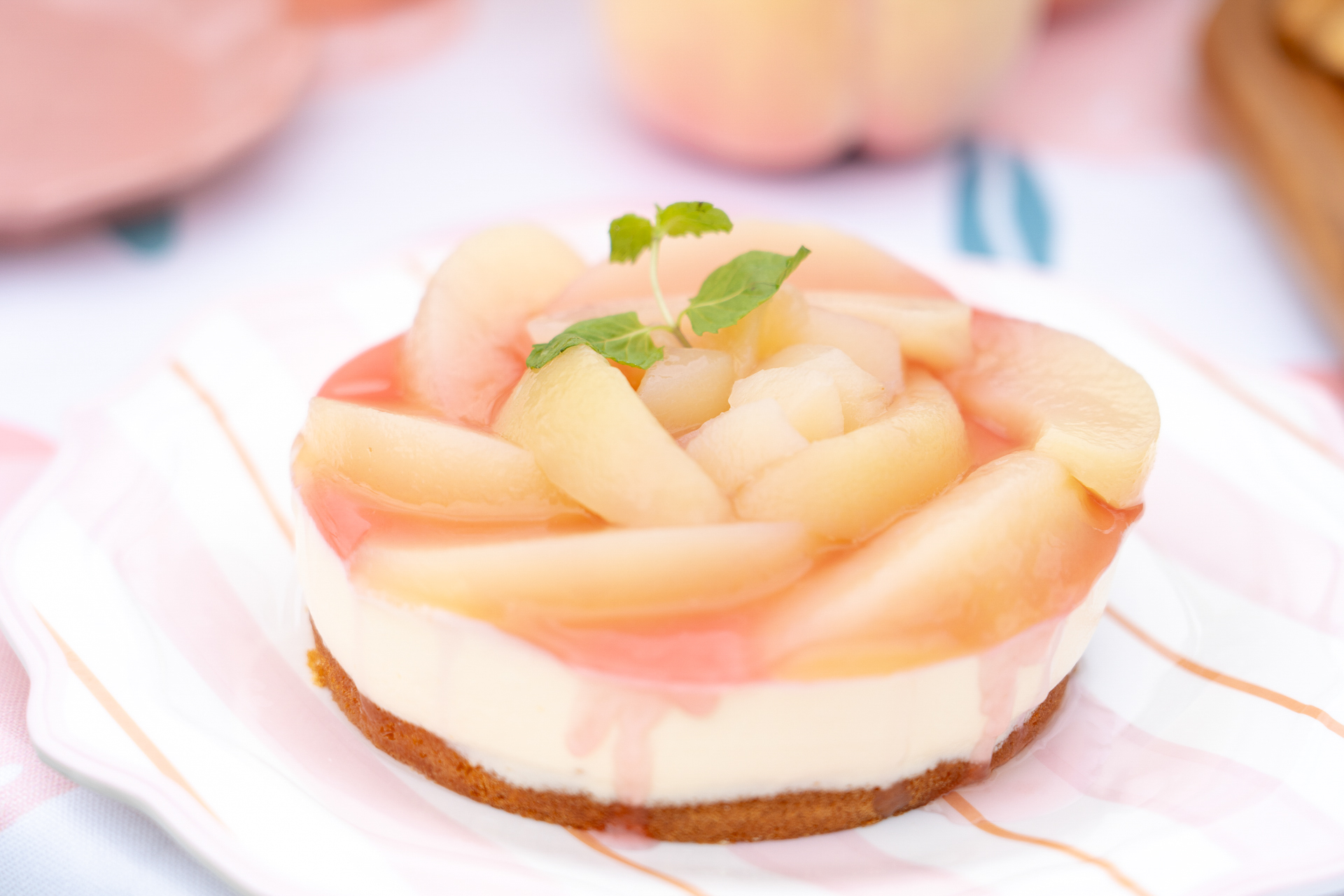 白桃のレアチーズケーキをはじめ、白桃と紅茶のタルトやエクレア、カナッペ（桃ジャム）など桃づくしの「ももピクニックセット」は、2名分で3000円
