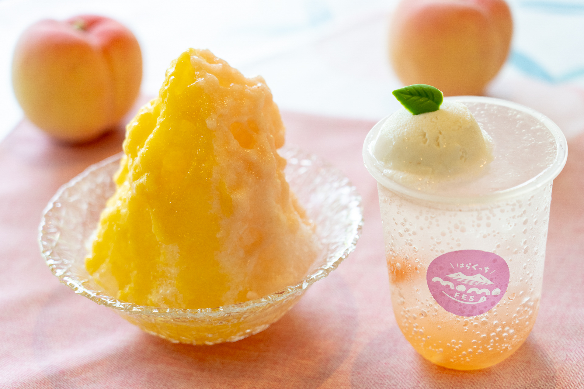 完成した「もぎたてもも氷」（1000円）と、爽やかな炭酸弾ける「ももクリームソーダ」（650円）
