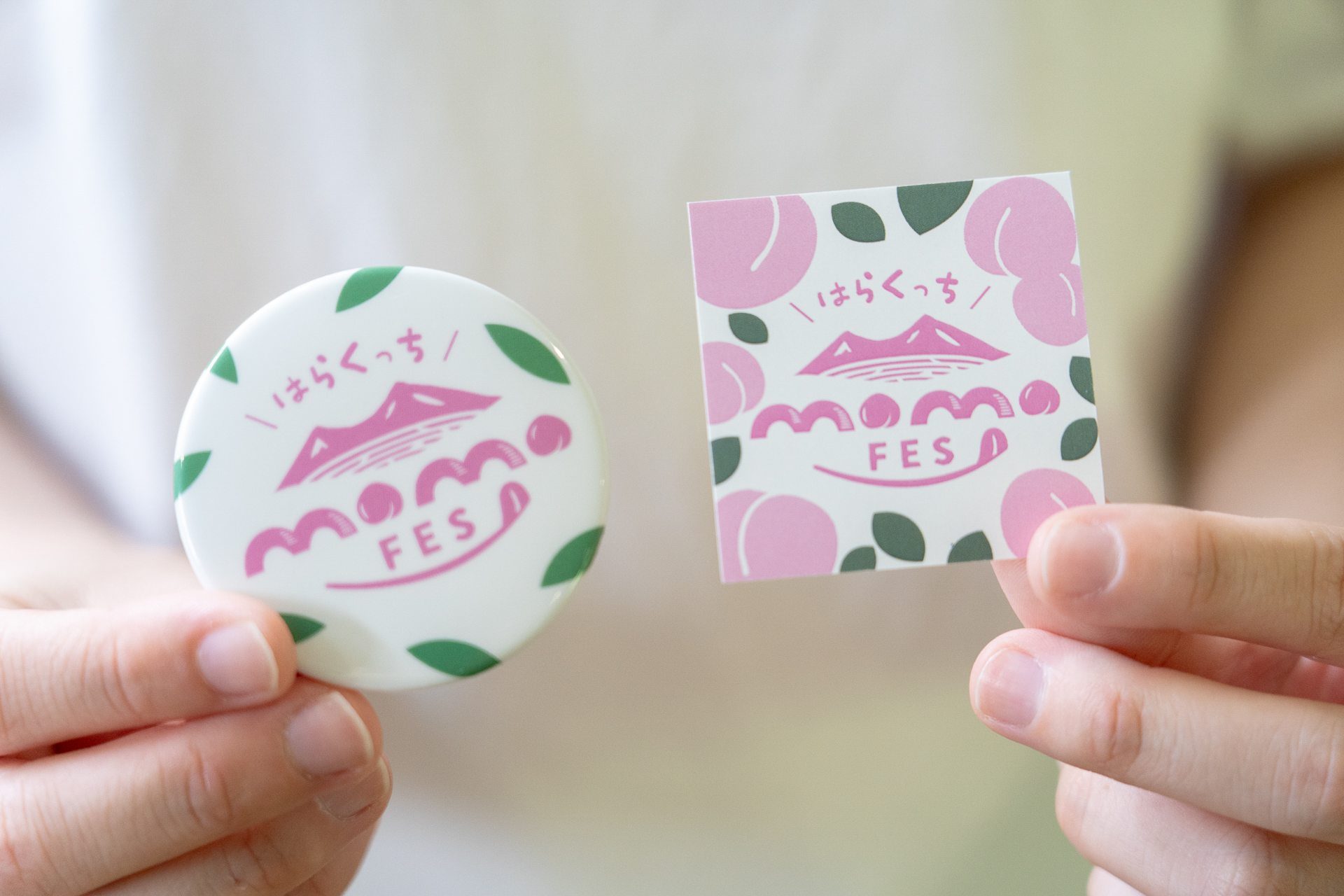 「はらくっち桃フェス」のロゴがデザインされた、旅の記念に嬉しい特製缶バッジやシール