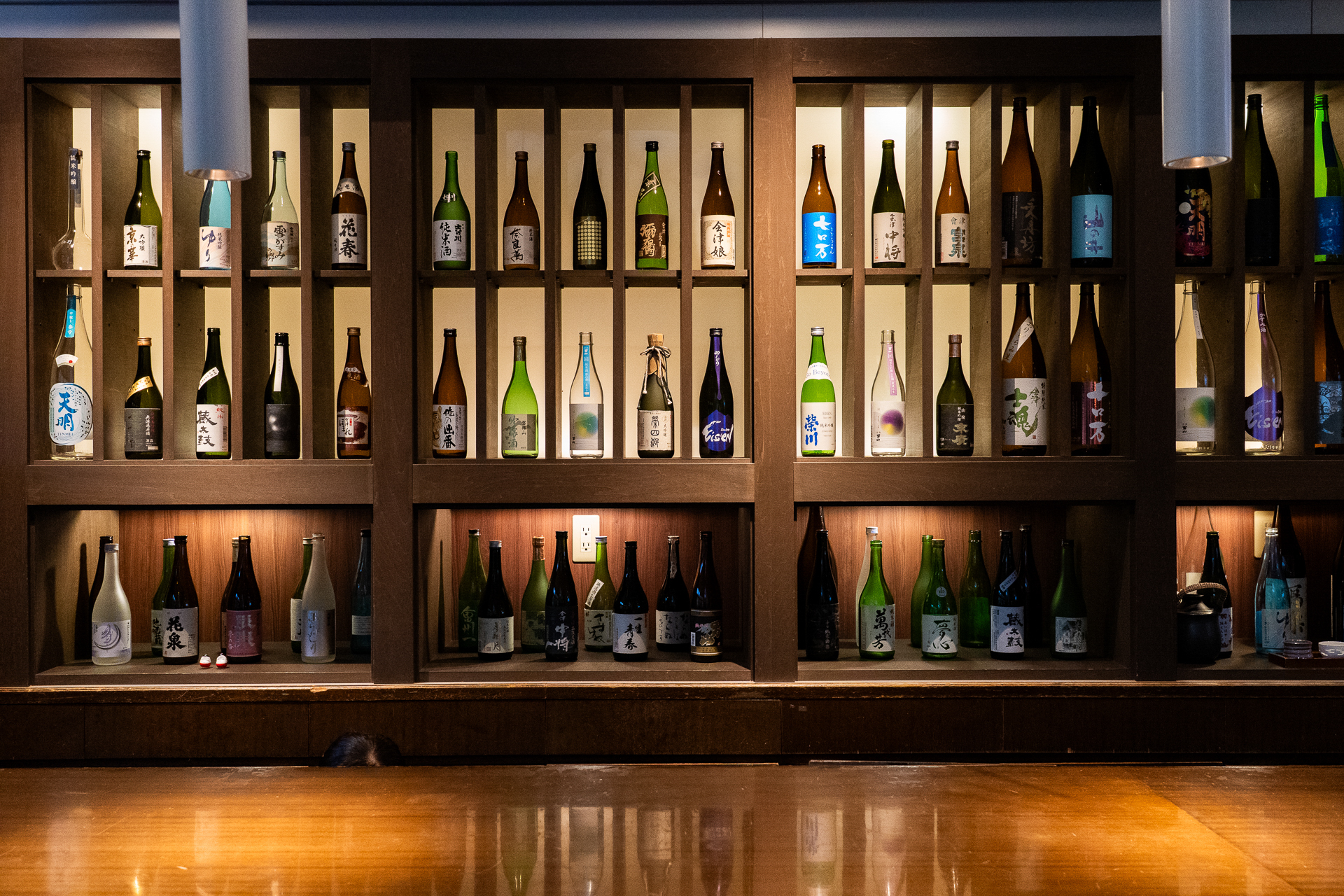ラウンジ奥にある「会津SAKE Bar」は、講座の復習がてら、自分好みの地酒を探すのにもぴったりのバーカウンター